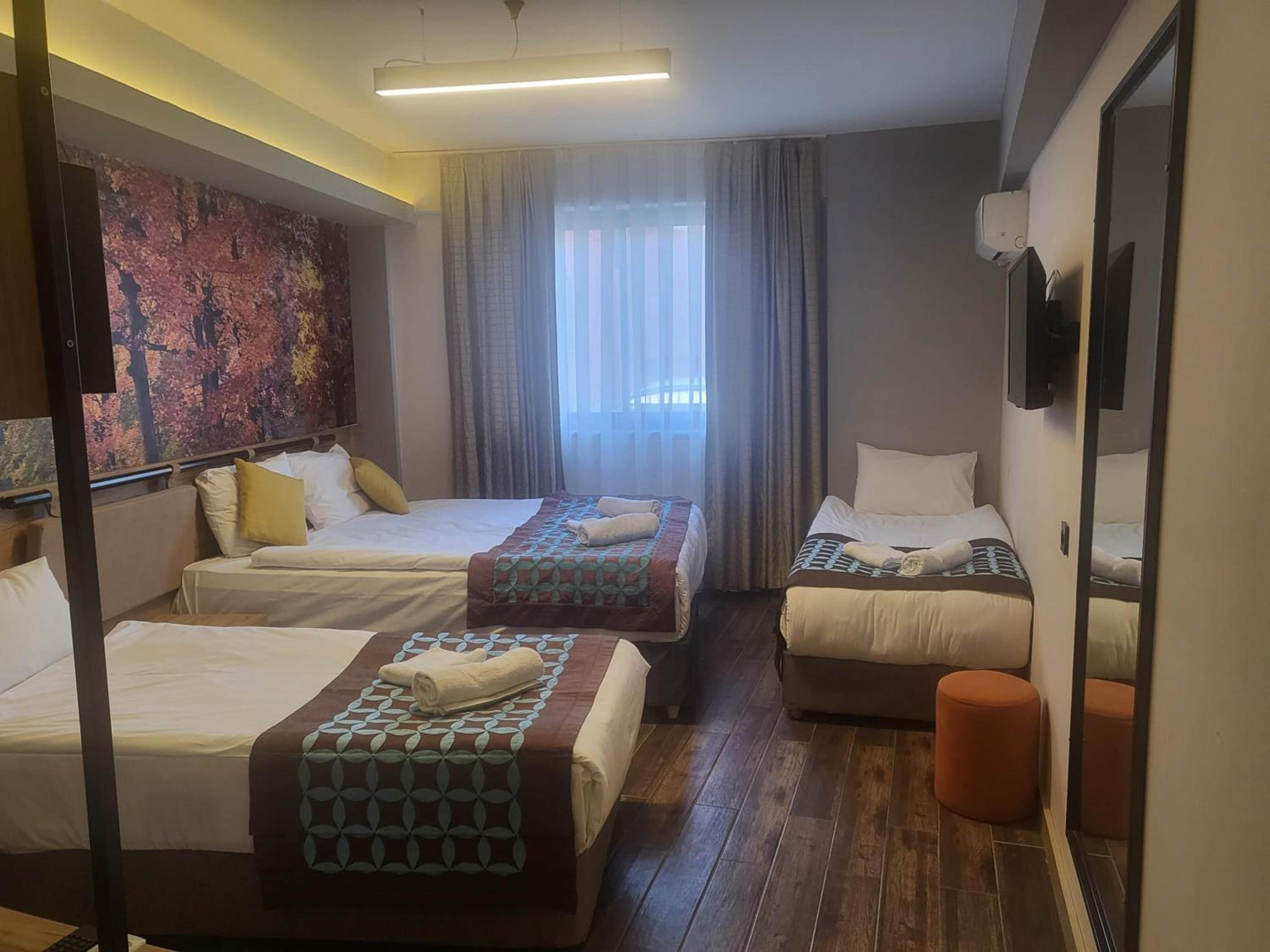 Quadruple Room thumbnail 5