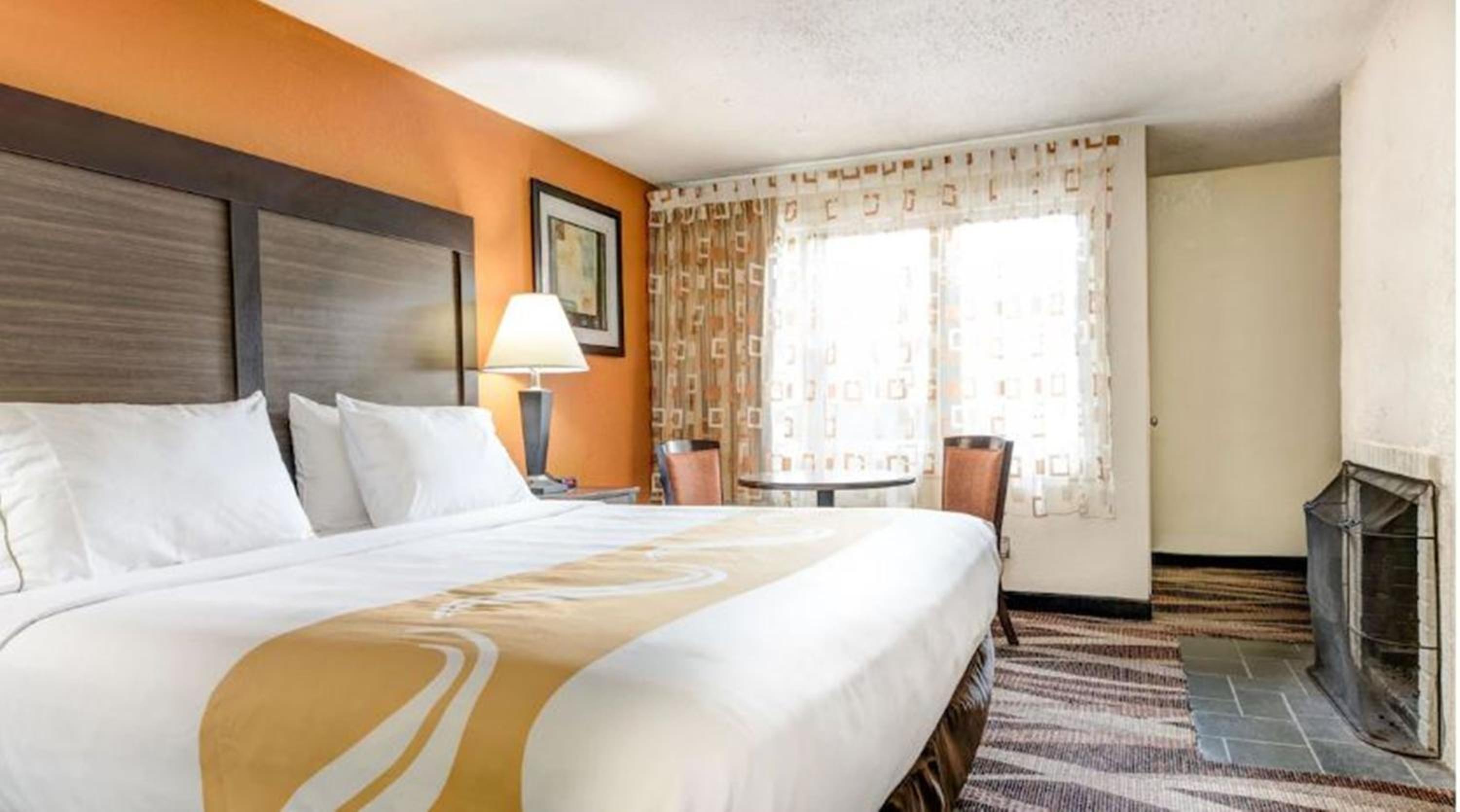 King Room - Non-Smoking - Photo 3