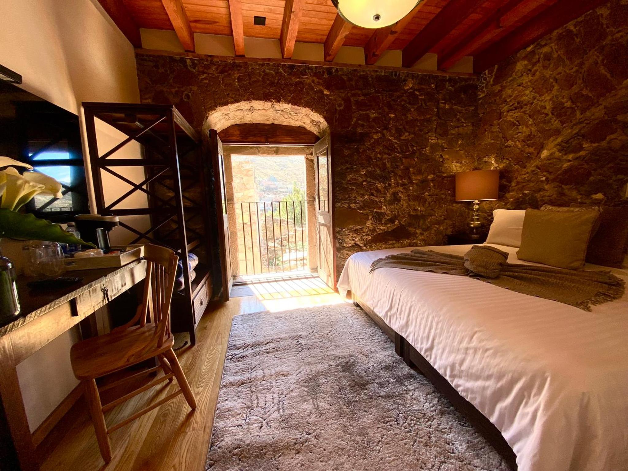 Queen Room with Balcony photo 3