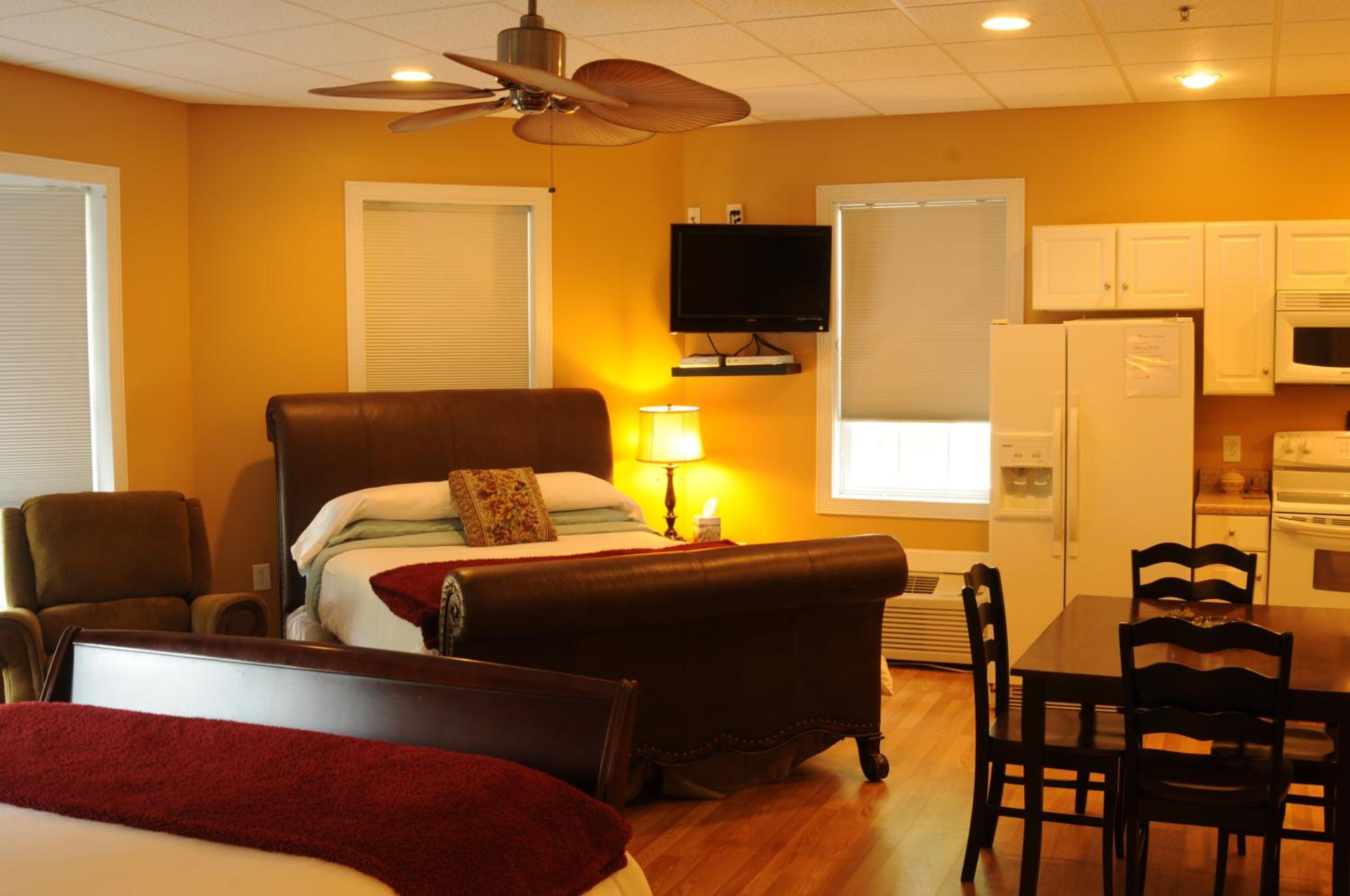 Queen Suite with Two Queen Beds photo 3