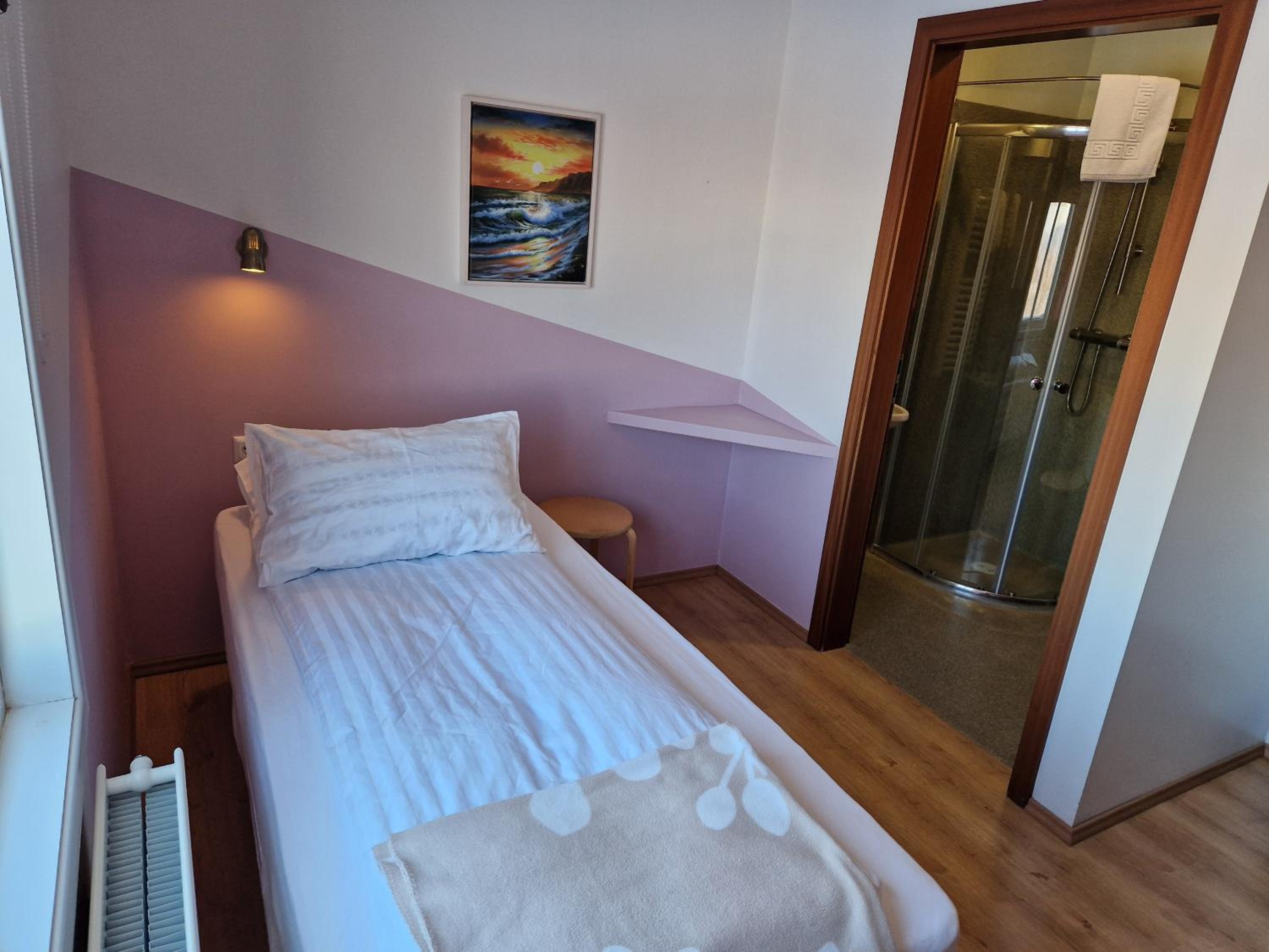 Single Room with Private Bathroom photo 2