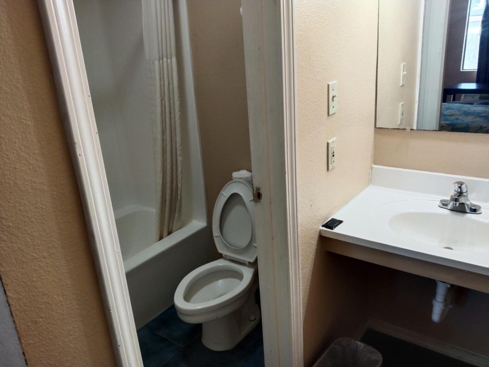 Standard Queen Room - Photo 5
