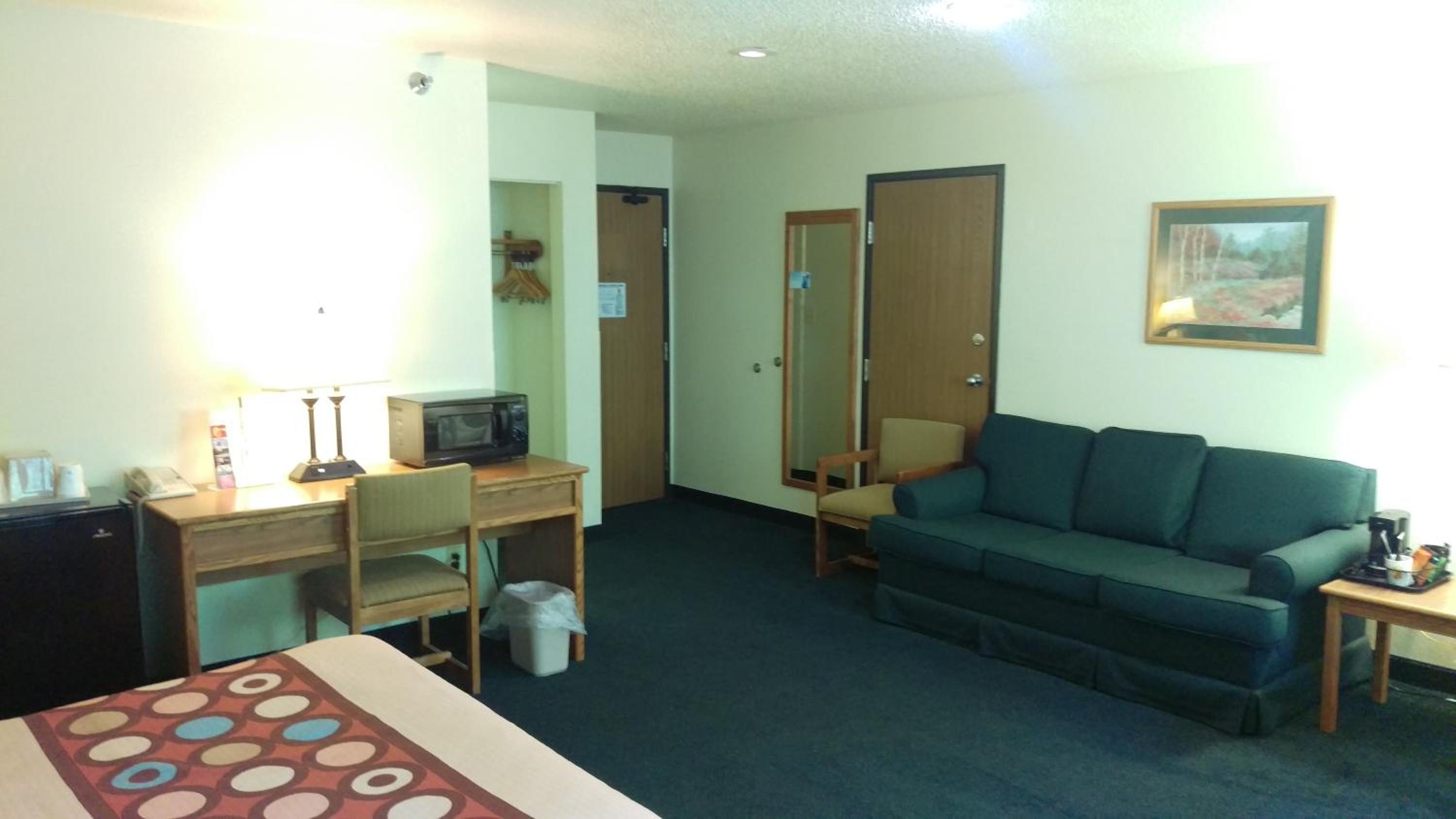 Queen Suite - Non-Smoking - Photo 2