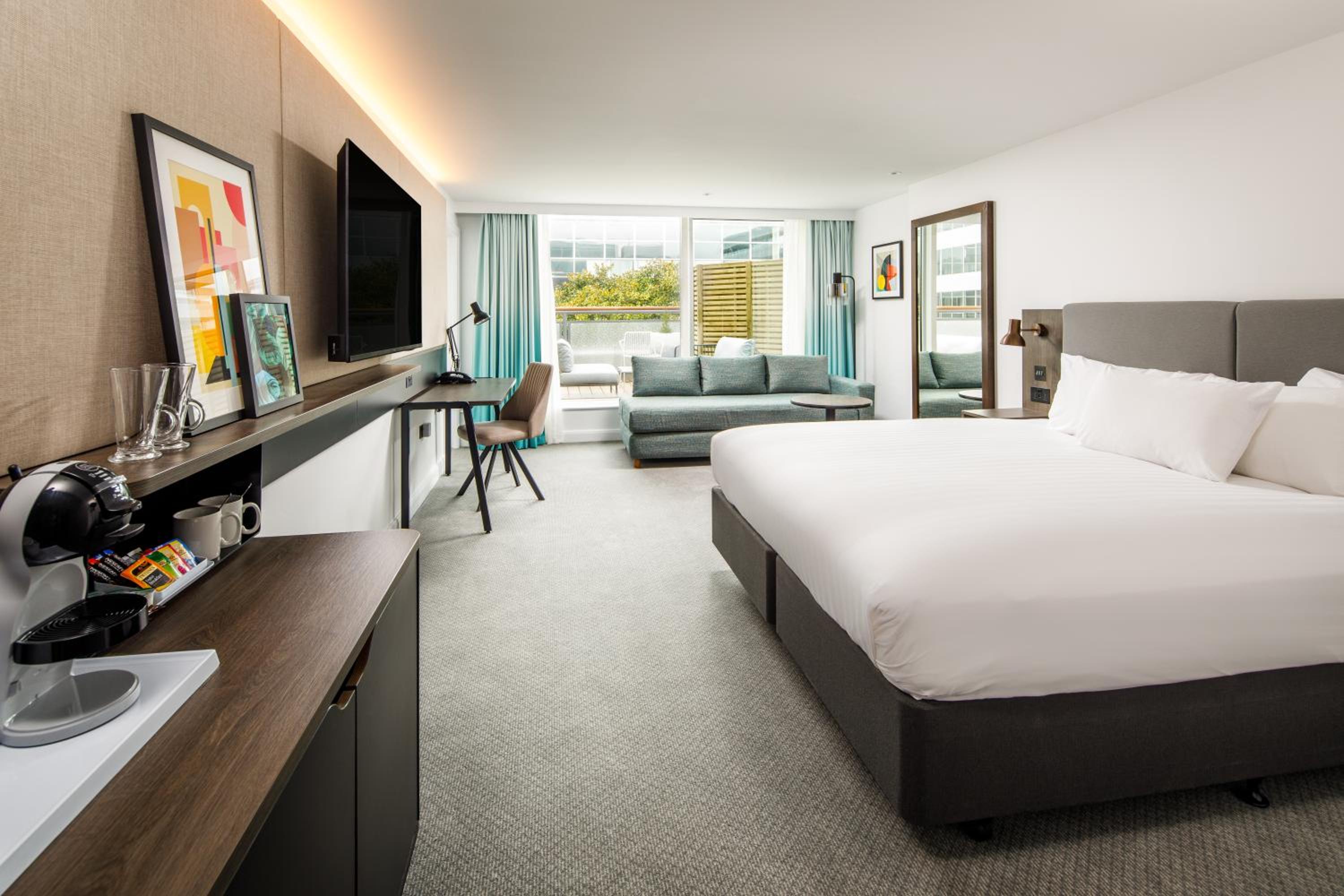 Premium Super King Room with Balcony - Photo 1