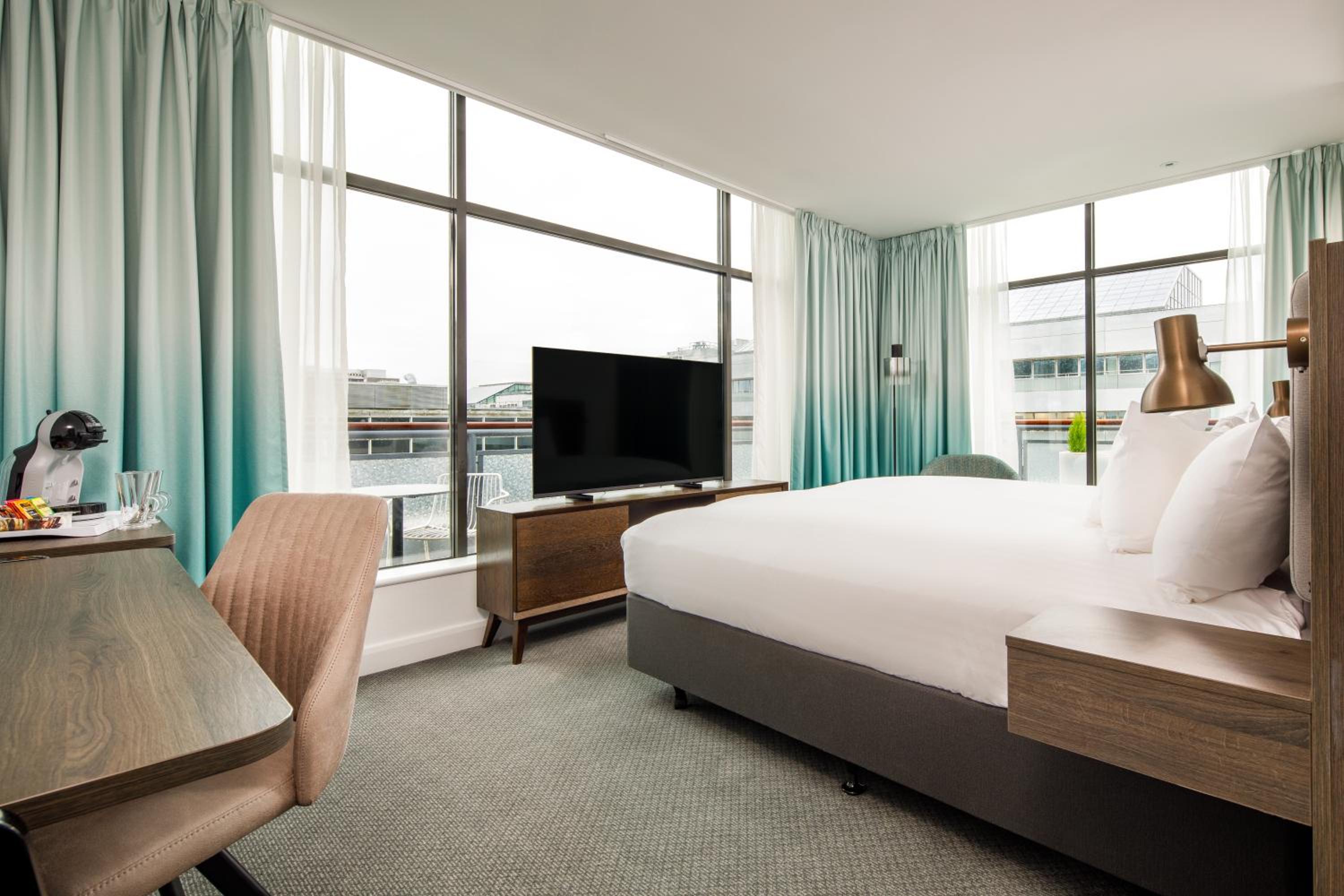 Premium Super King Room with Balcony - Photo 23
