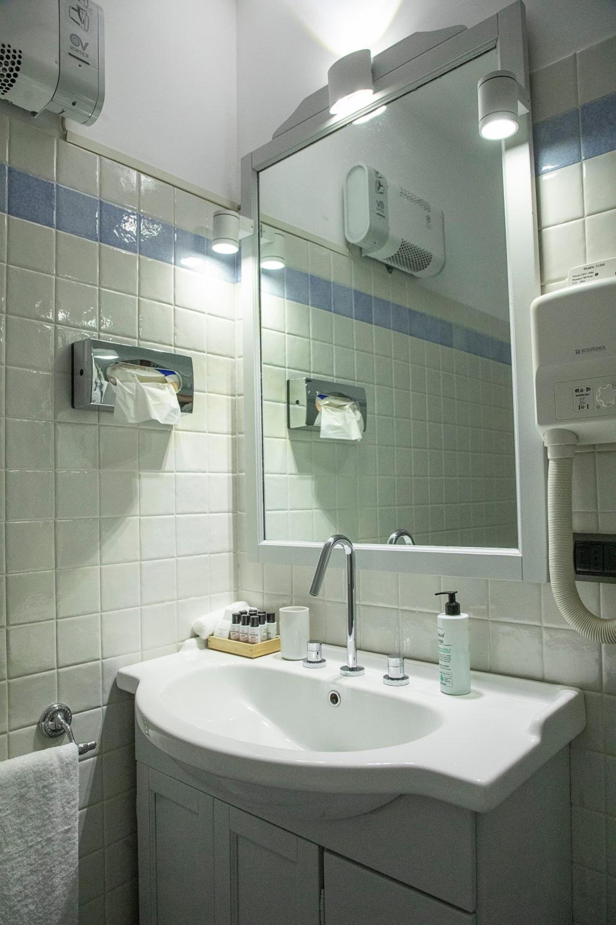 Deluxe Room - Photo 6