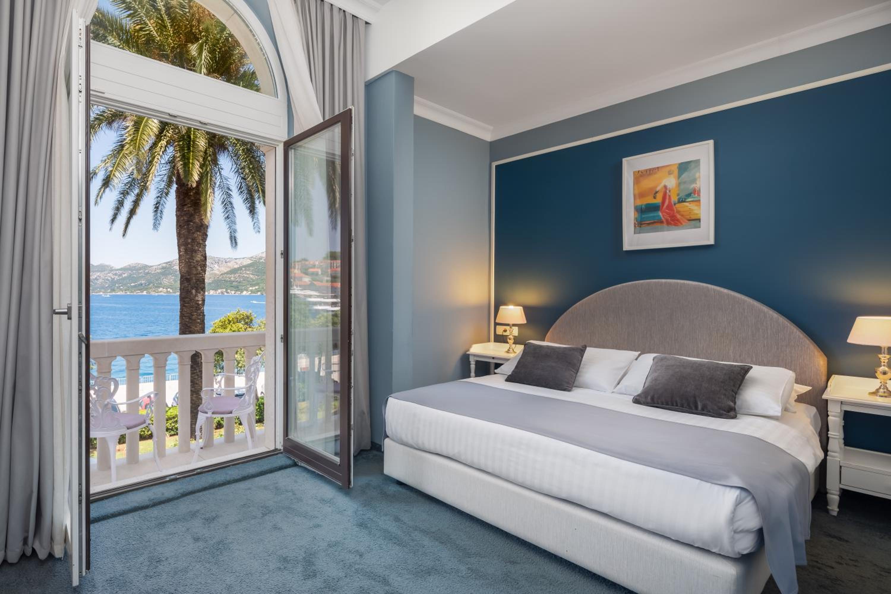 Luxury Suite with Sea View and Balcony