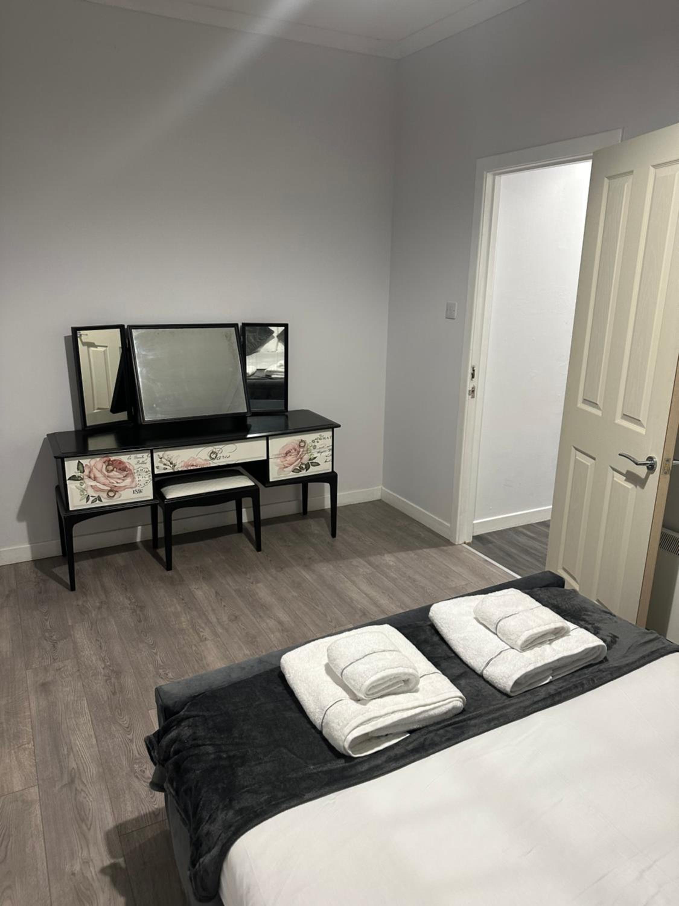 One-Bedroom Apartment photo 2