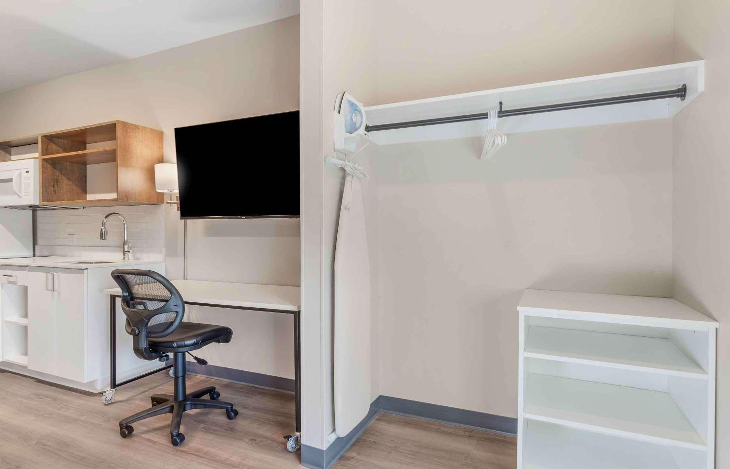 Standard Studio 1 King Bed Nonsmkng - Photo 6