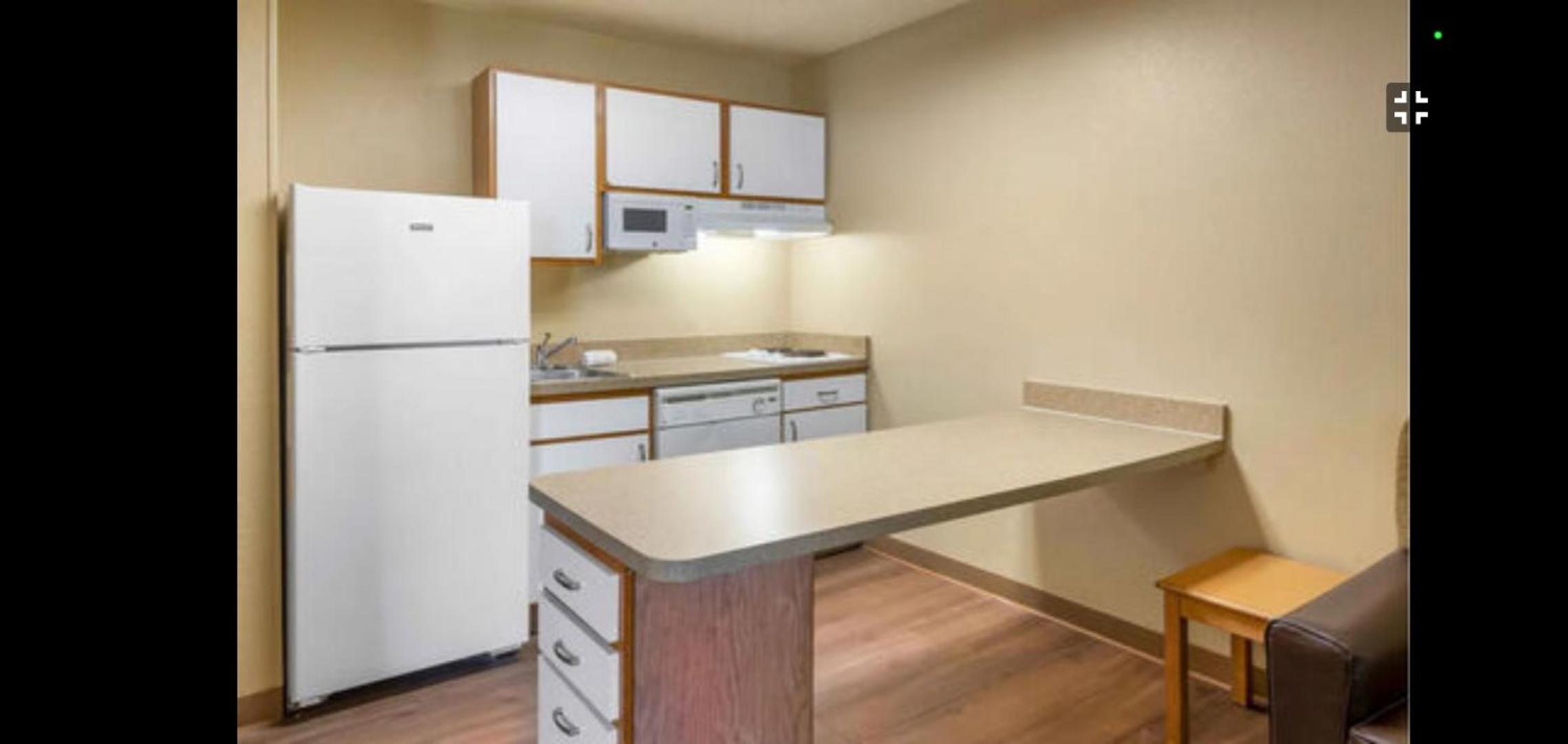 2 Queen Suite, Full Kitchen, Accessible photo 2