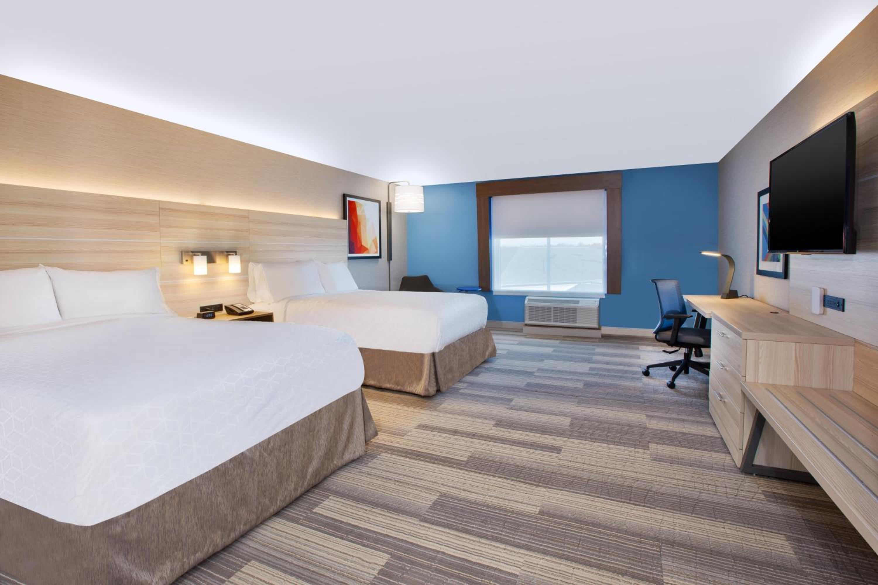 Standard Queen Room with Two Queen Beds - Photo 2