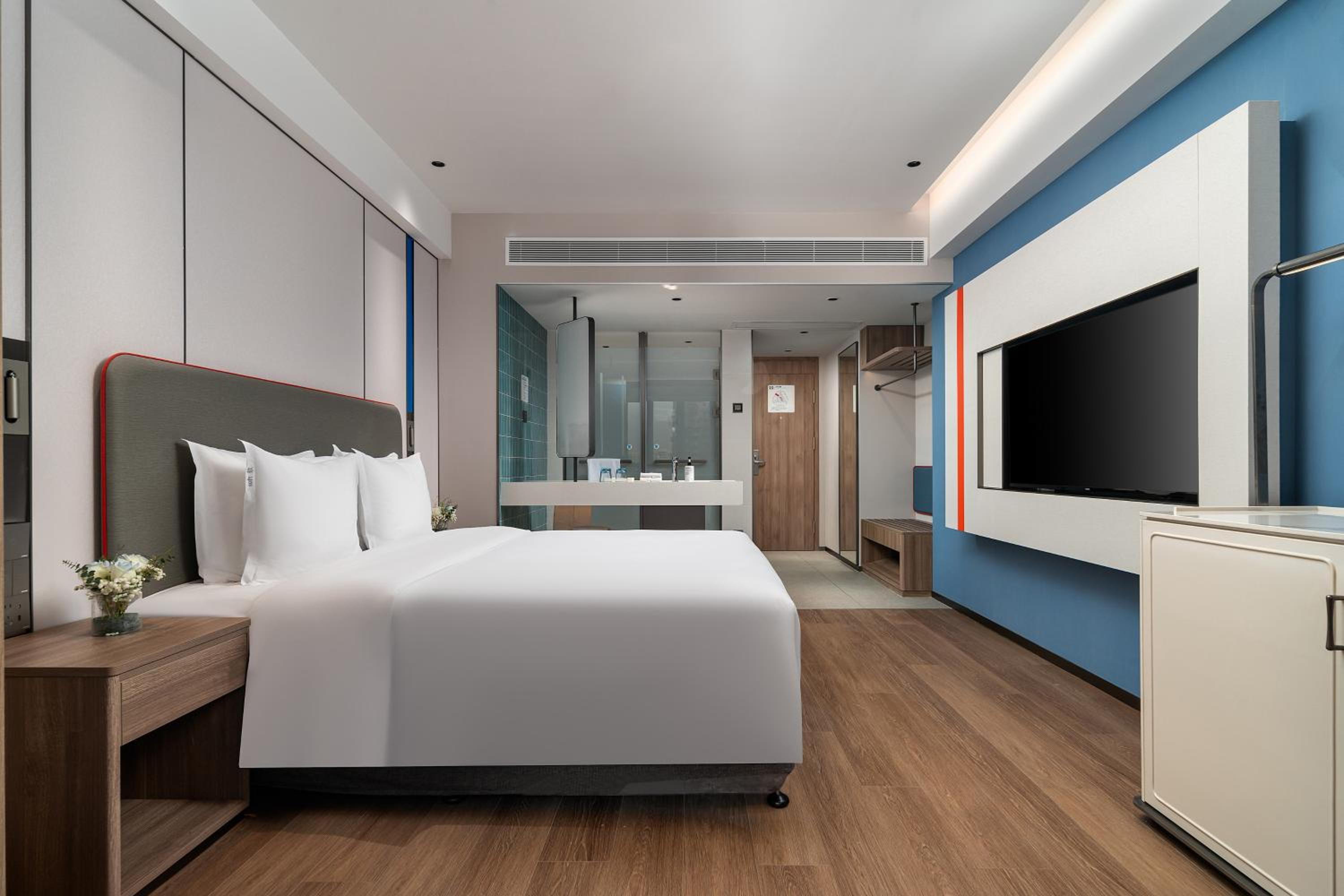 Standard King Room with City View photo 3