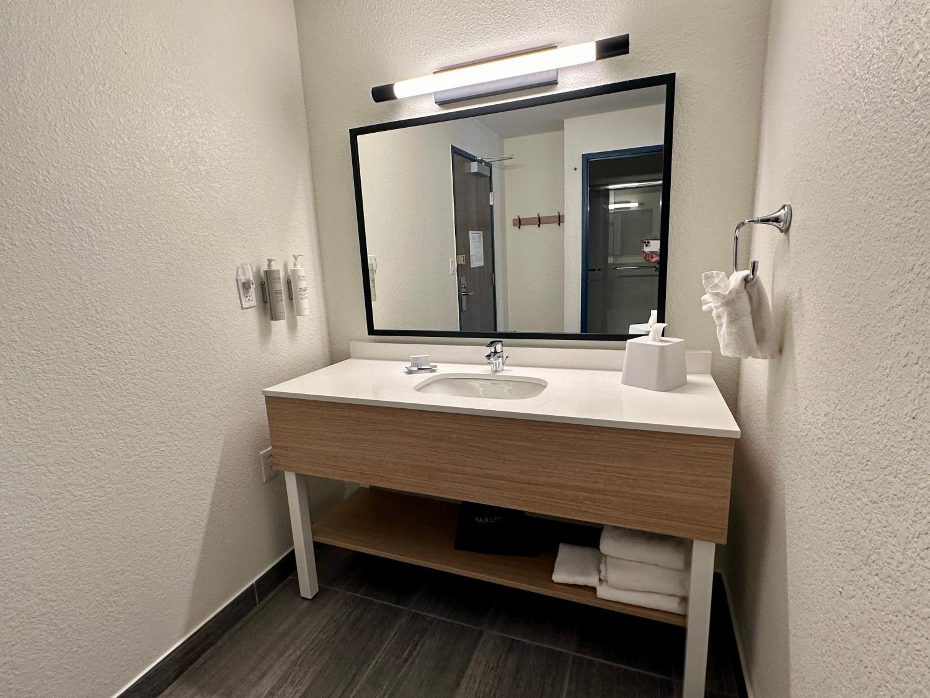 King Room with King Bed - Non-Smoking - Photo 9