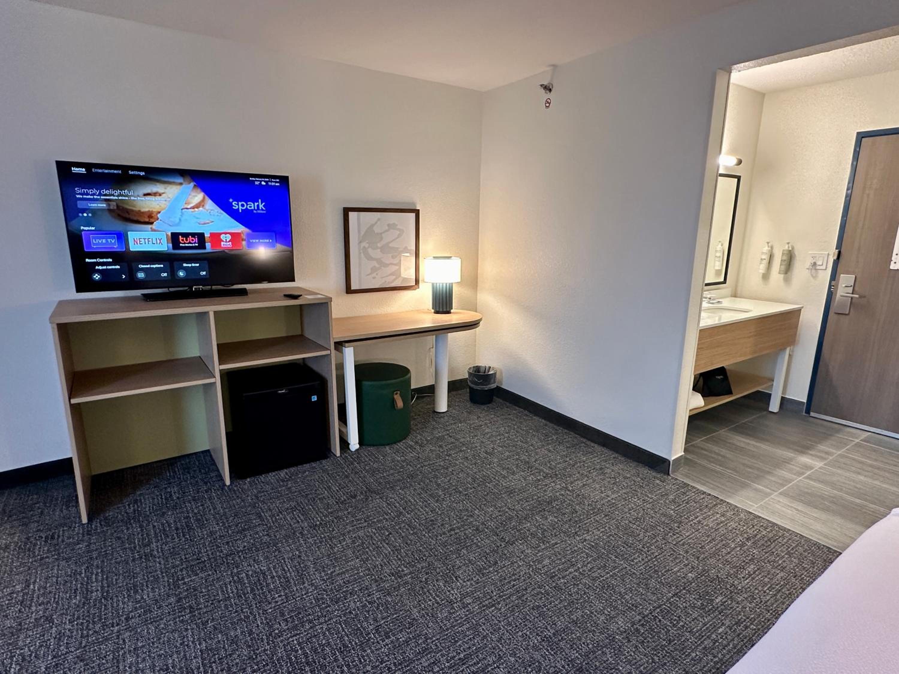 King Room with King Bed - Non-Smoking - Photo 8