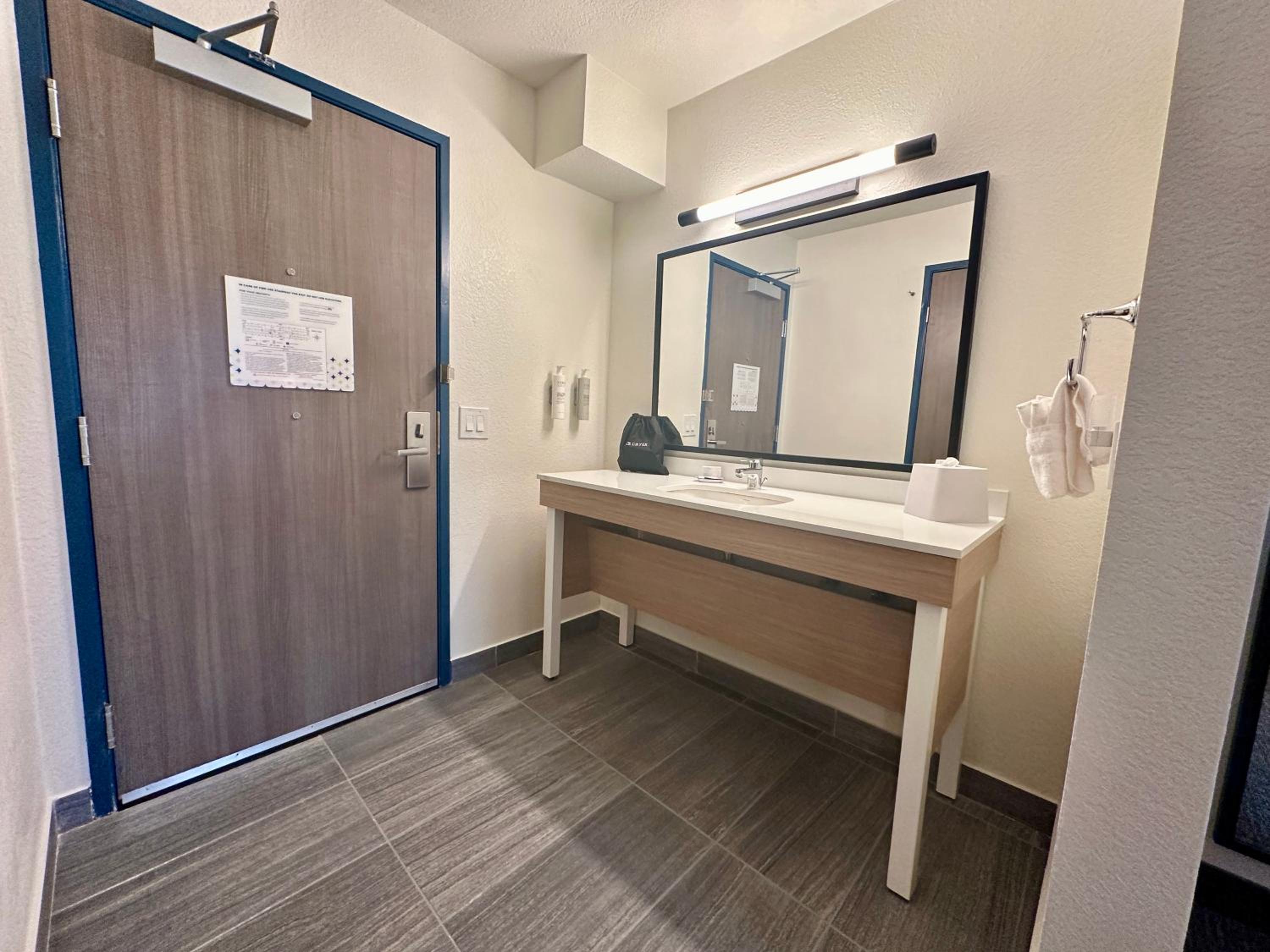 King Room with King Bed - Non-Smoking - Photo 11