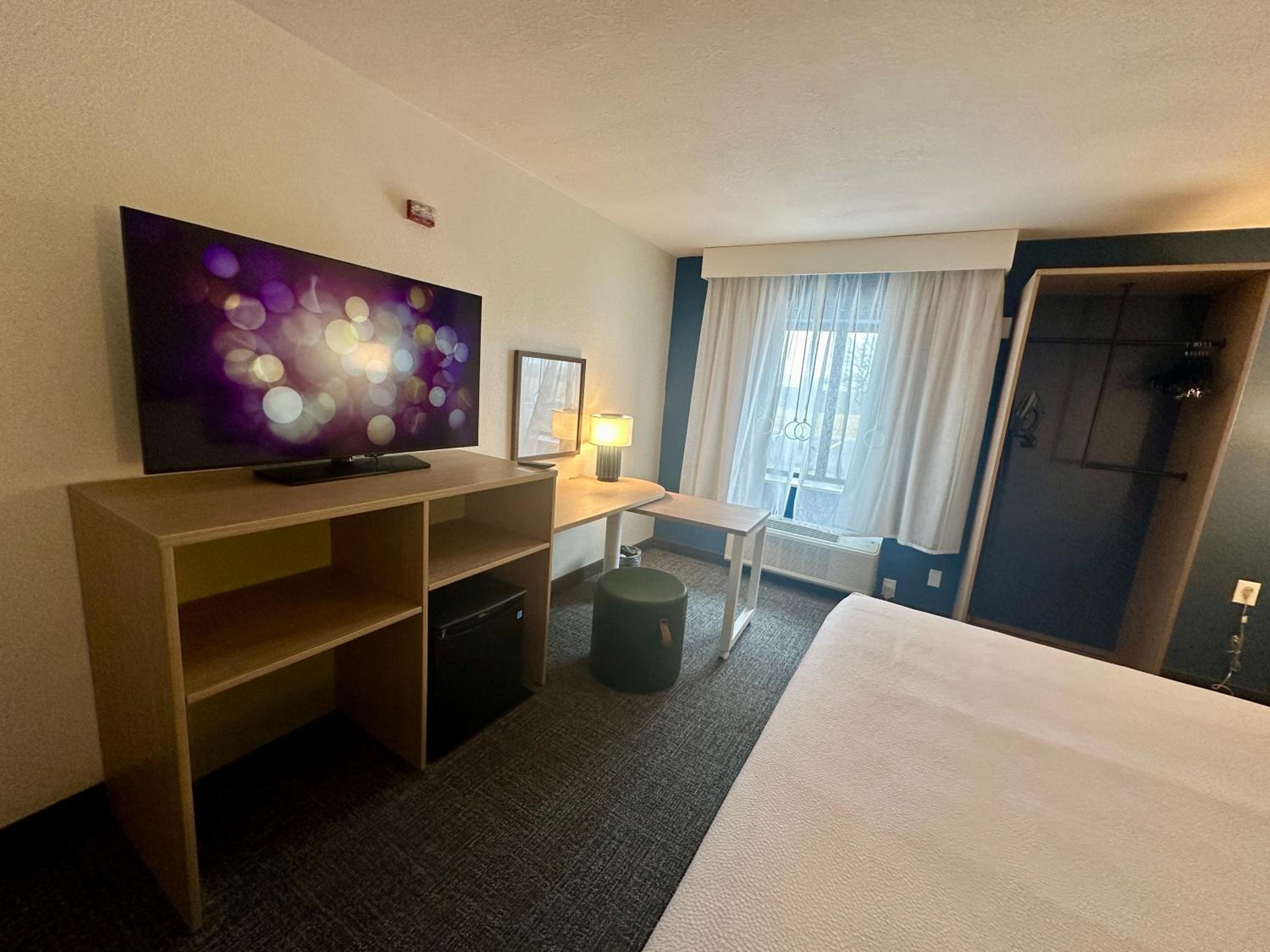 King Room with King Bed - Non-Smoking - Photo 6