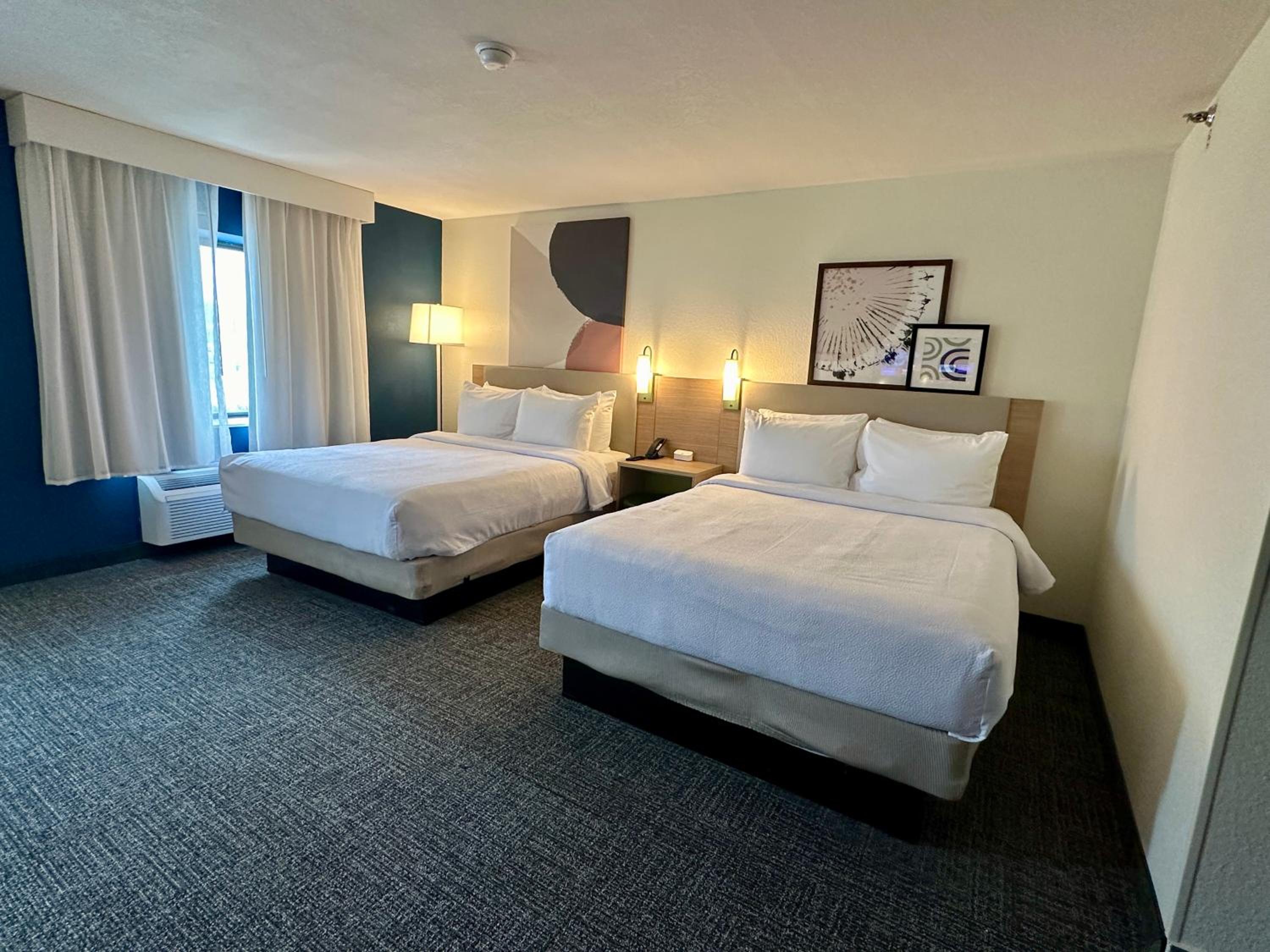 Room with Two Queen Beds - Non-Smoking - Photo 5