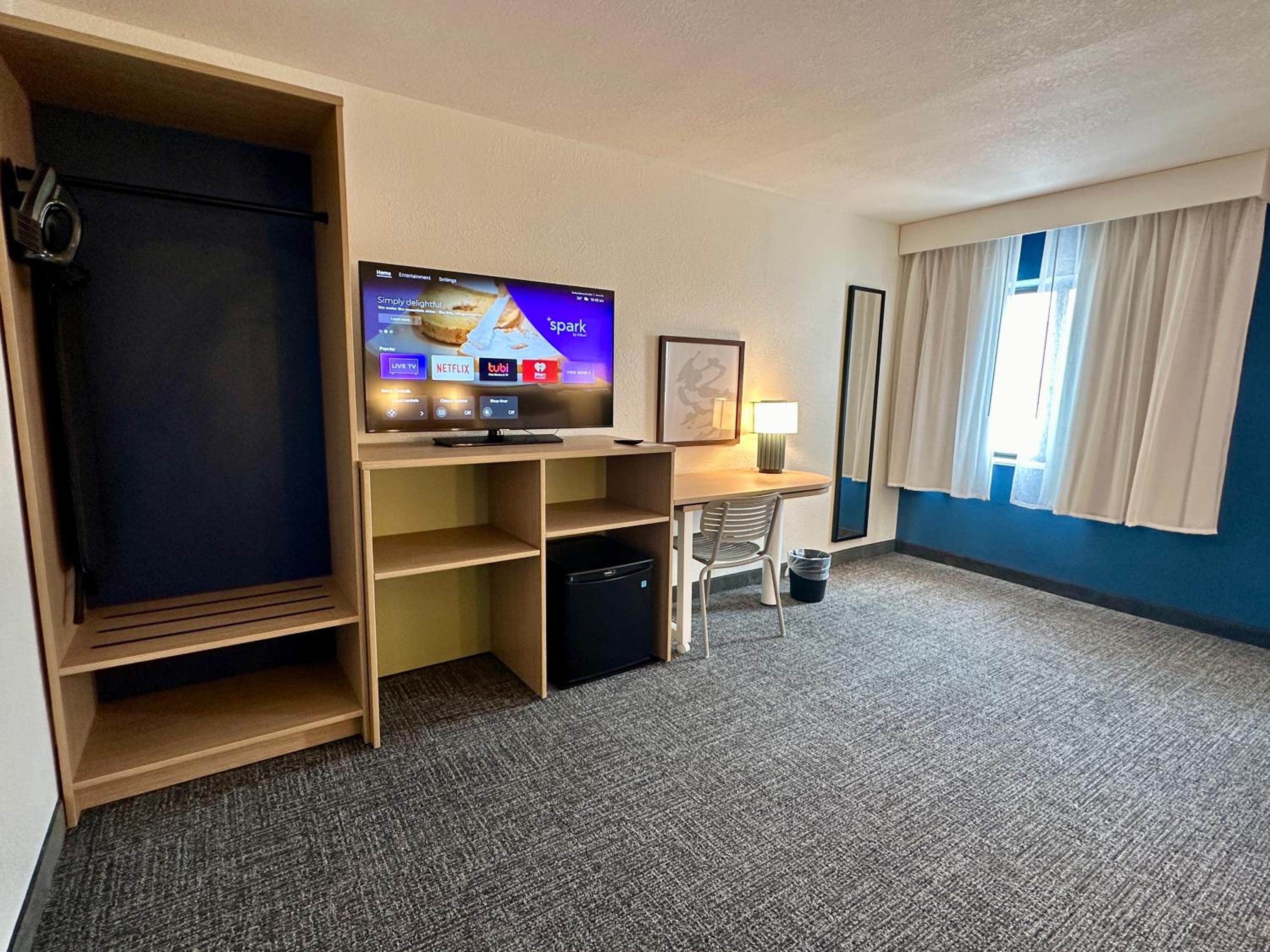 Room with Two Queen Beds - Non-Smoking - Photo 6