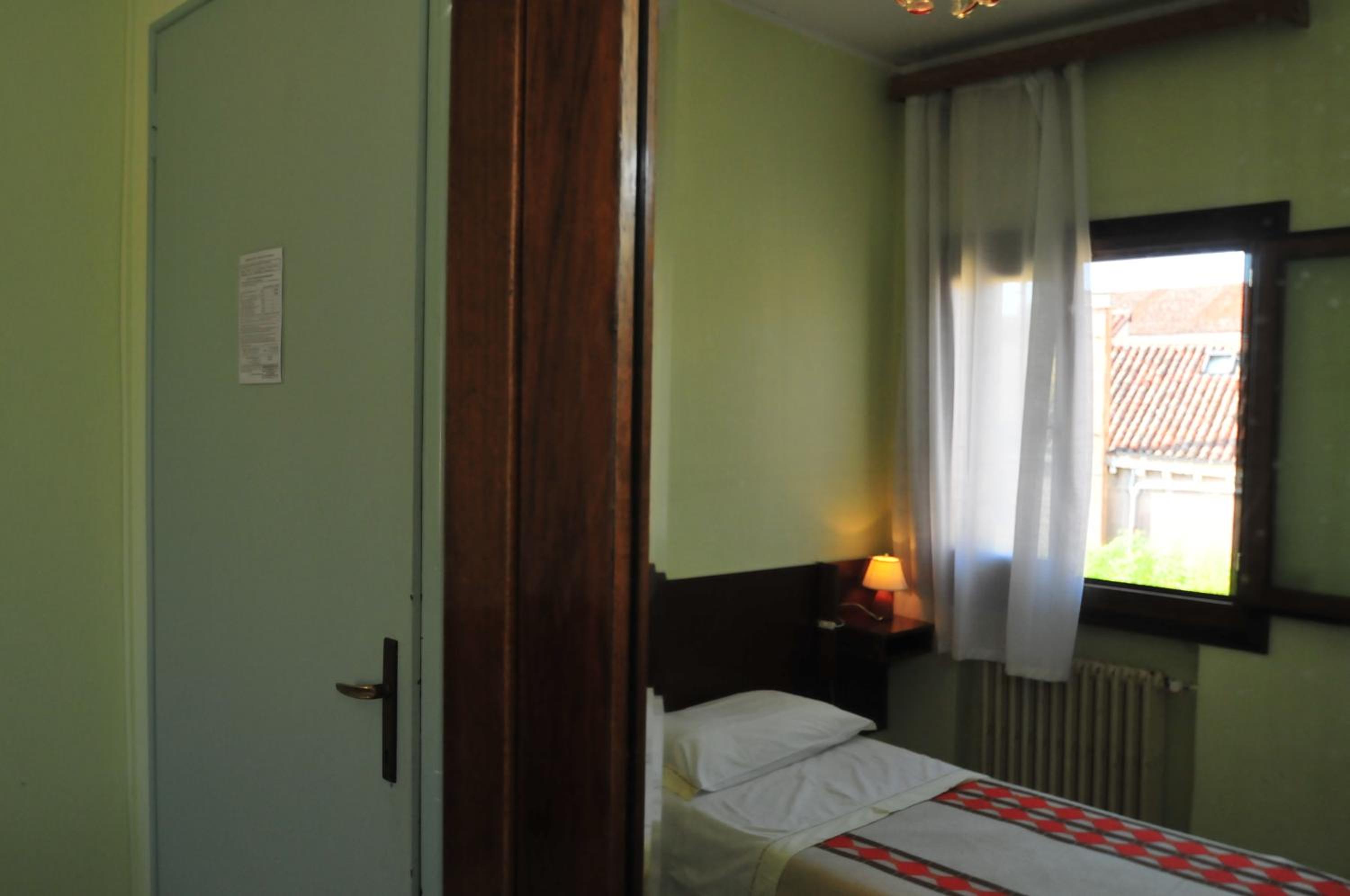 Single Room with Shared Bathroom photo 3