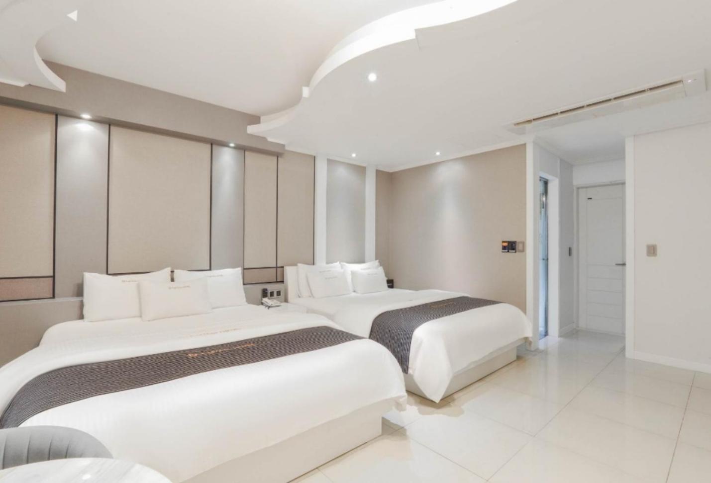 Superior Queen Room with Two Queen Beds - Photo 4