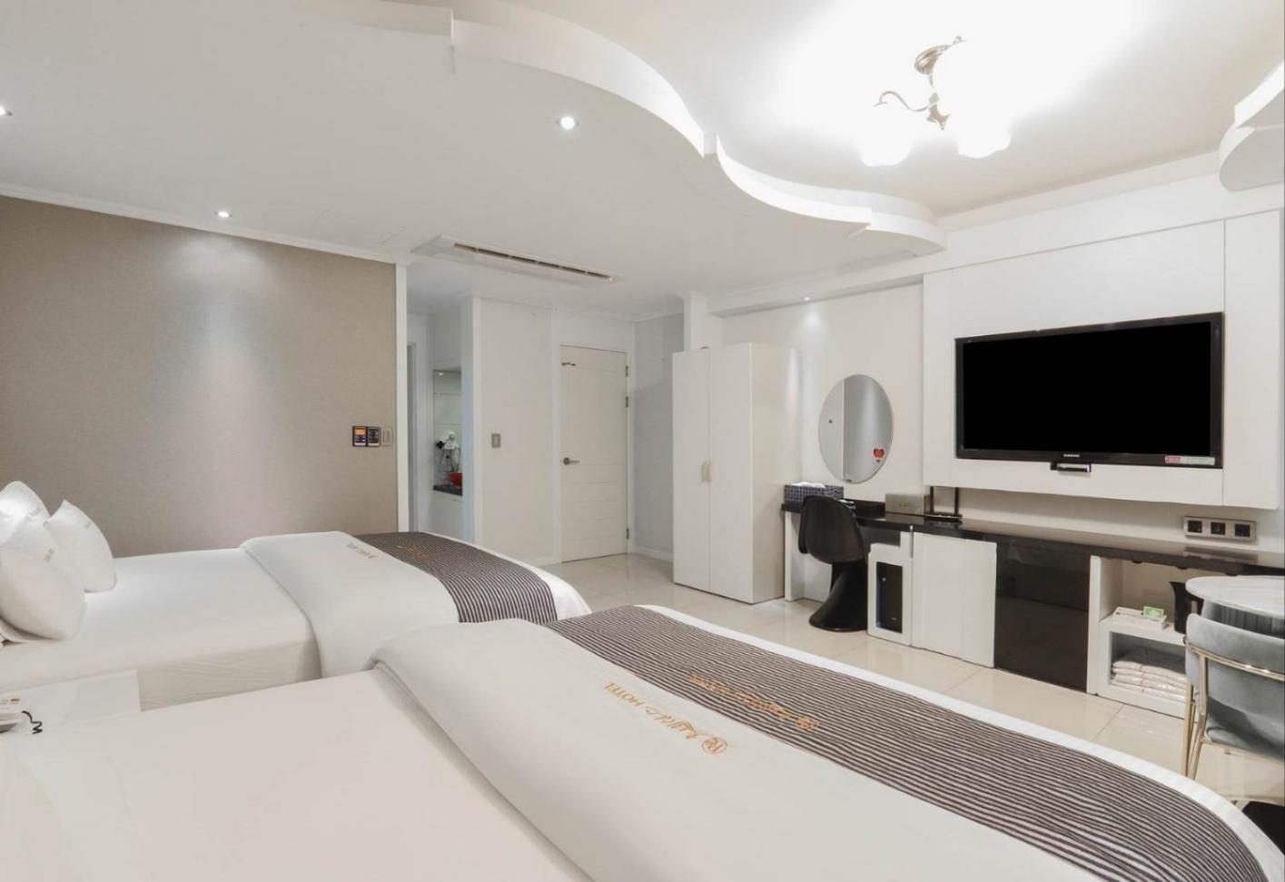 Superior Queen Room with Two Queen Beds - Photo 3