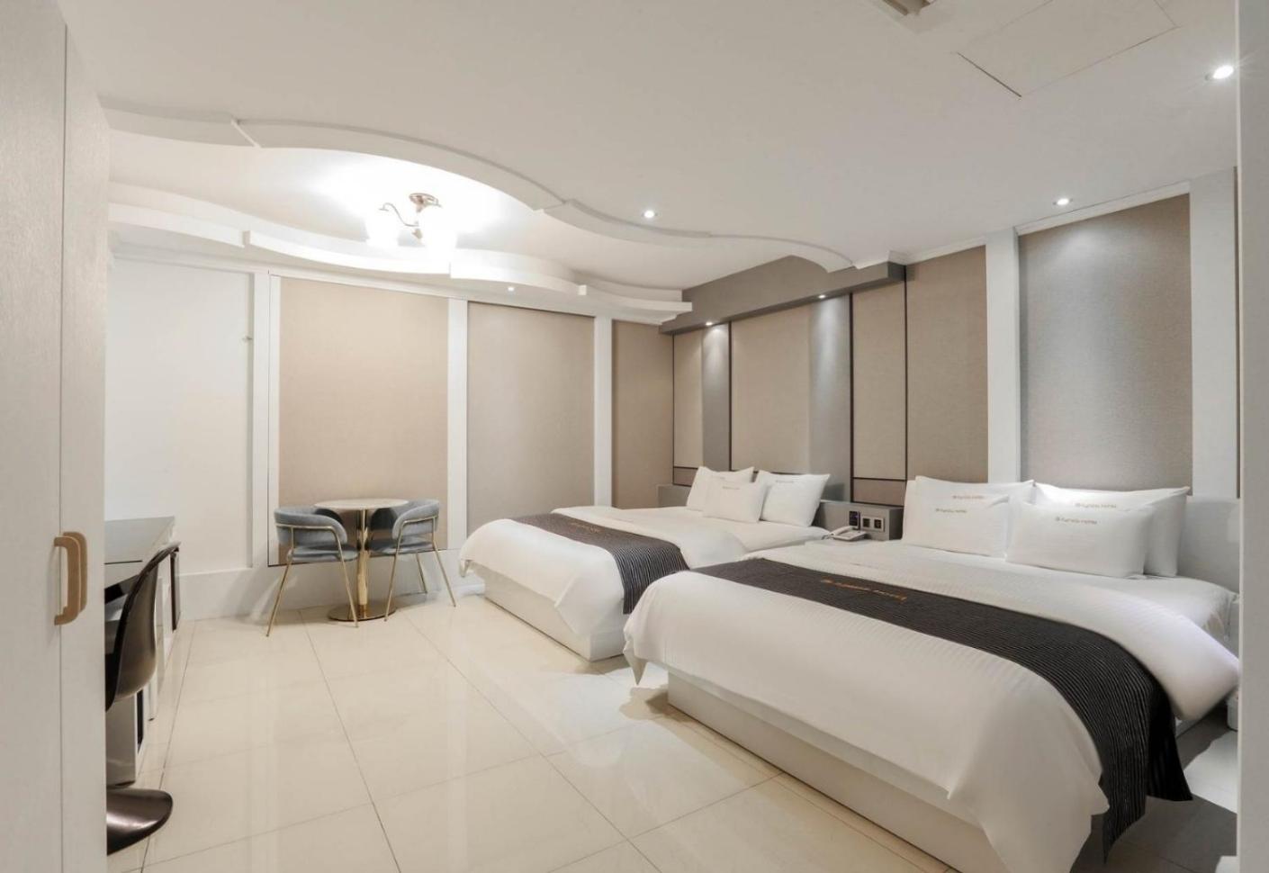 Superior Queen Room with Two Queen Beds - Photo 2