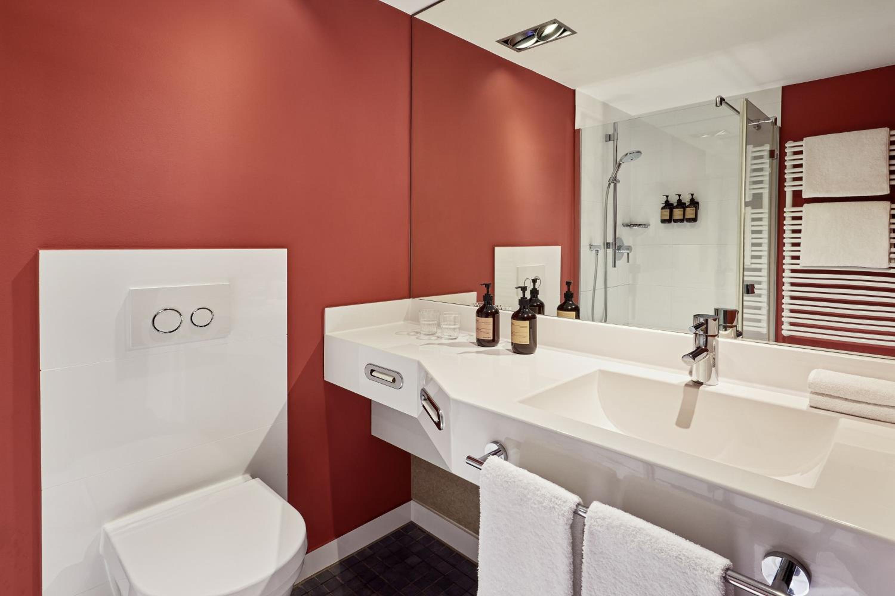 Comfort Business King Room thumbnail 6