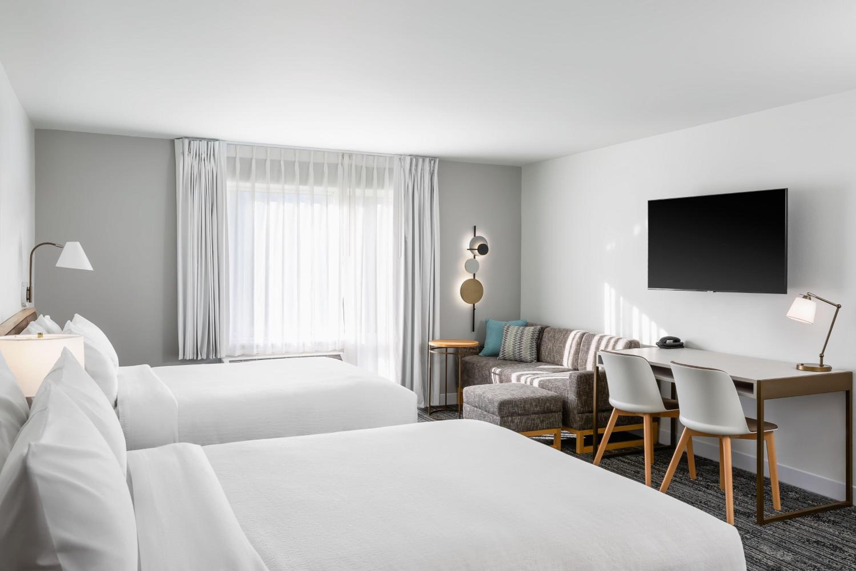 Queen Studio with Two Queen Beds and Sofa Bed - Photo 4