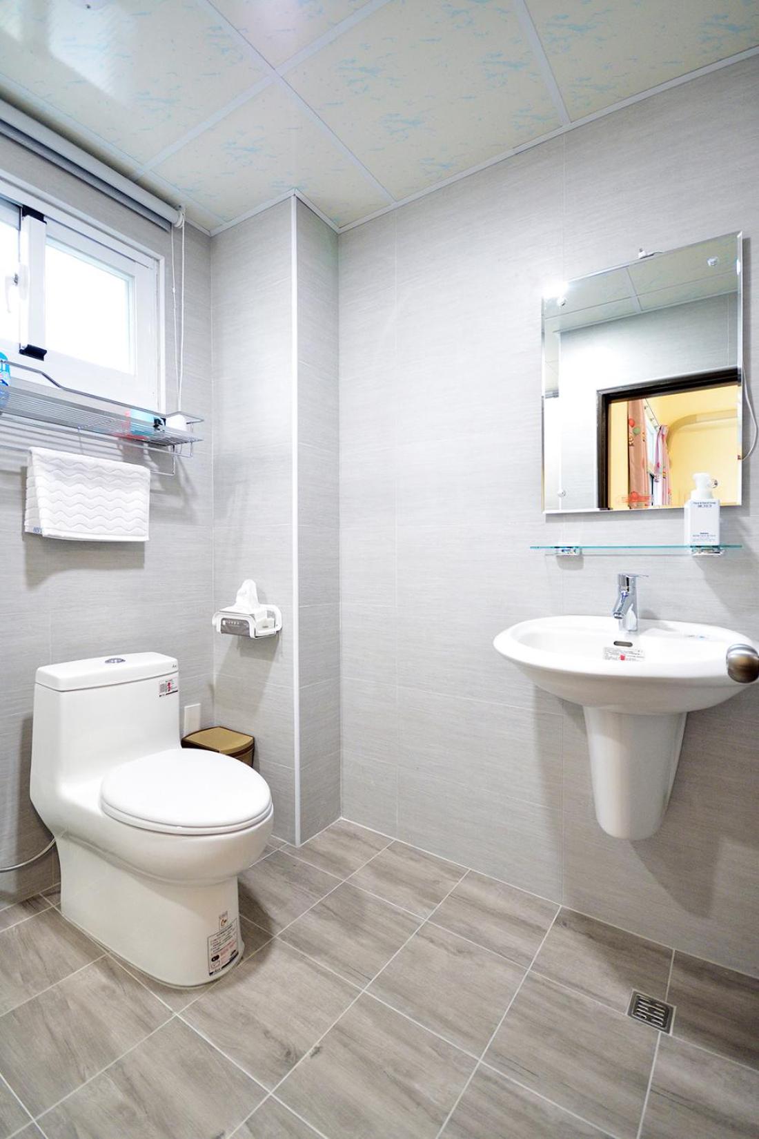 Family Room with Private Bathroom photo 2