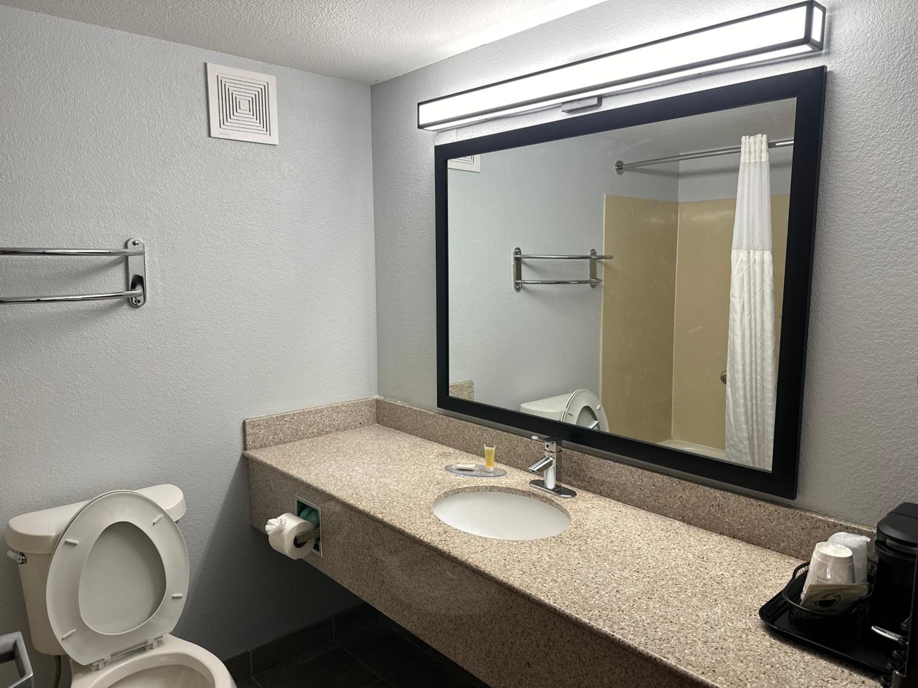 King Room - Non-Smoking - Photo 4