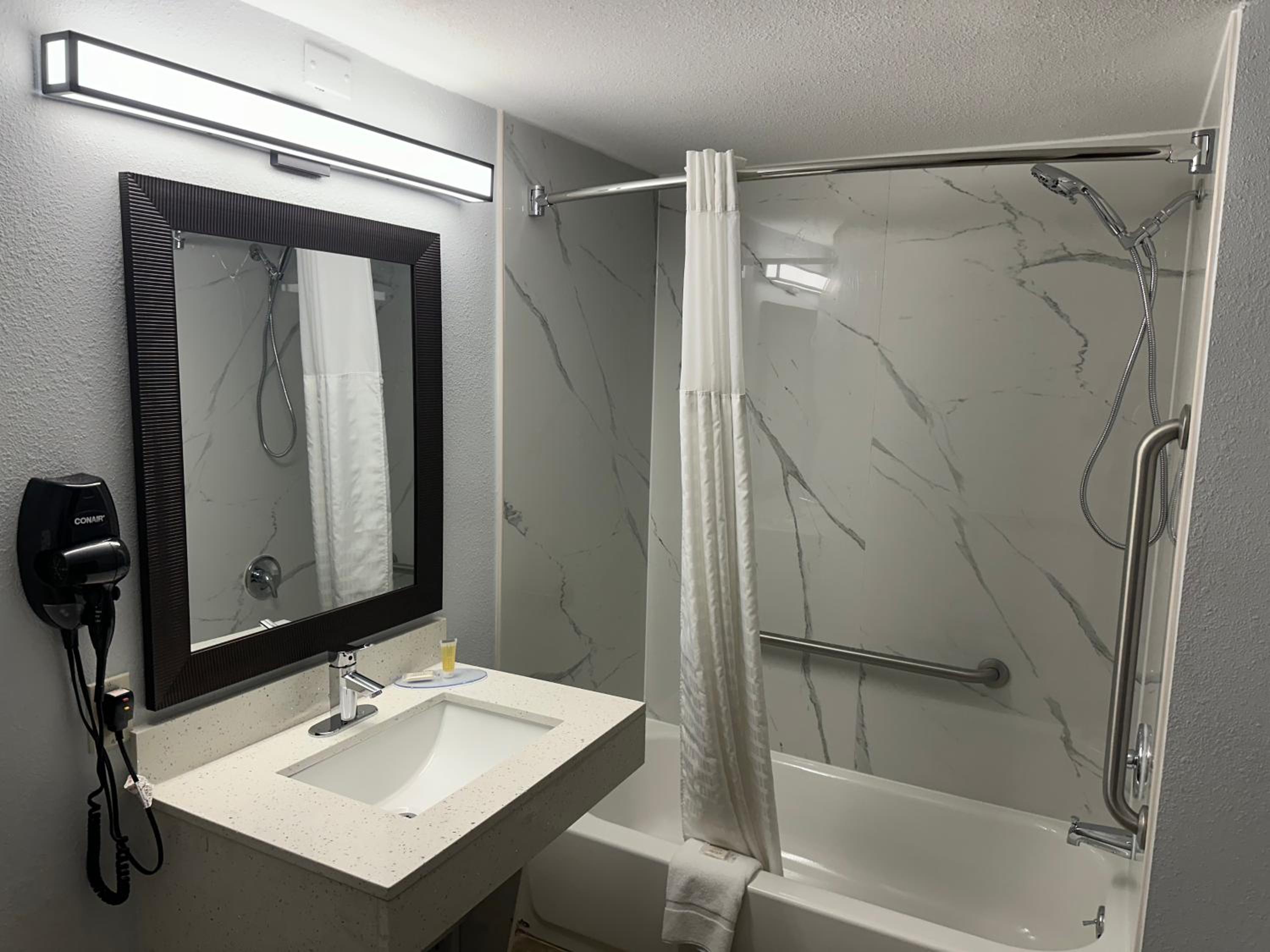 King Room with Tub and Grab Bars - Mobility/Hearing Accessible - Non-Smoking - Photo 2