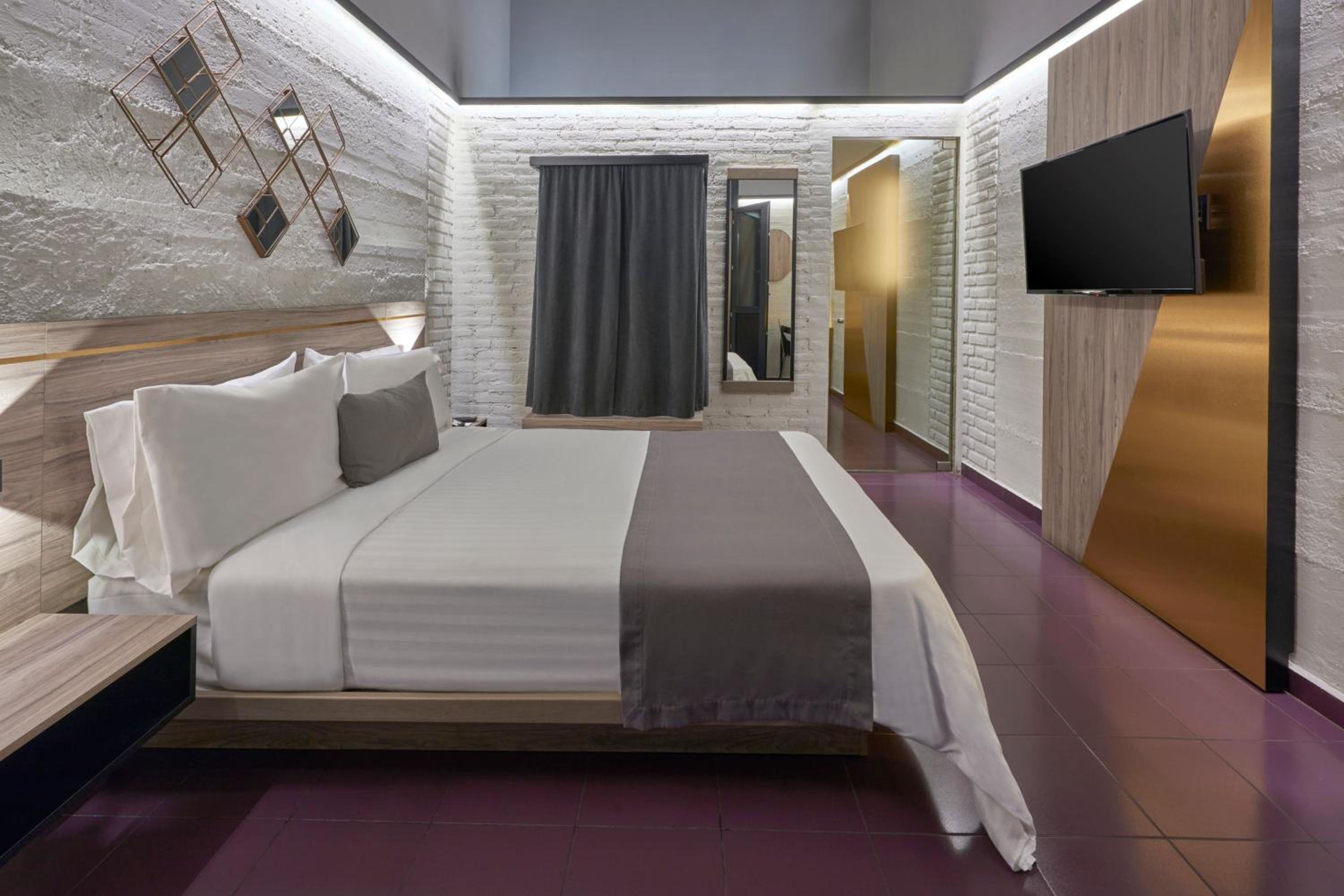 Superior Room, 1 King Bed thumbnail 6
