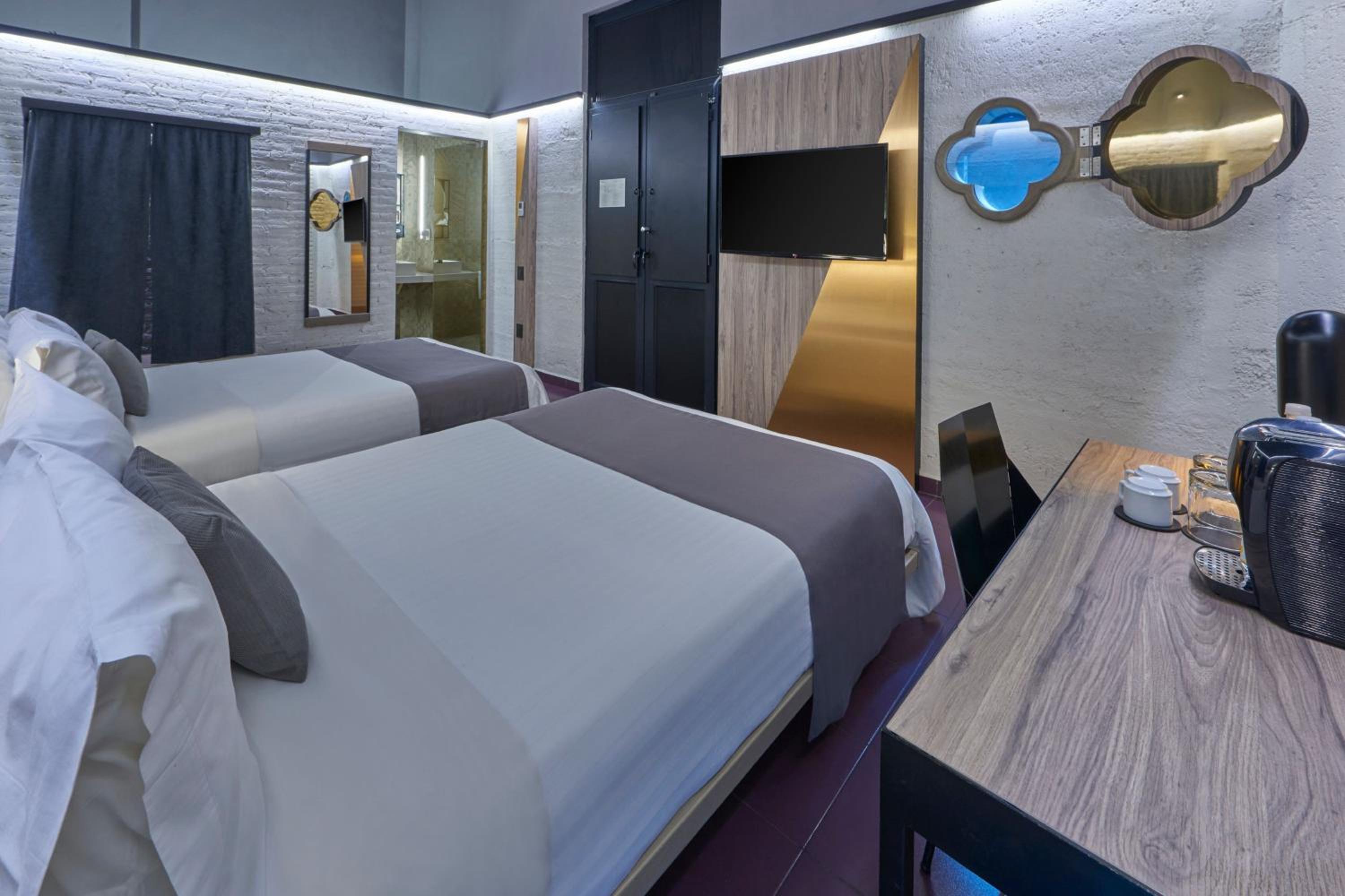 Queen Room with Two Queen Beds thumbnail 5