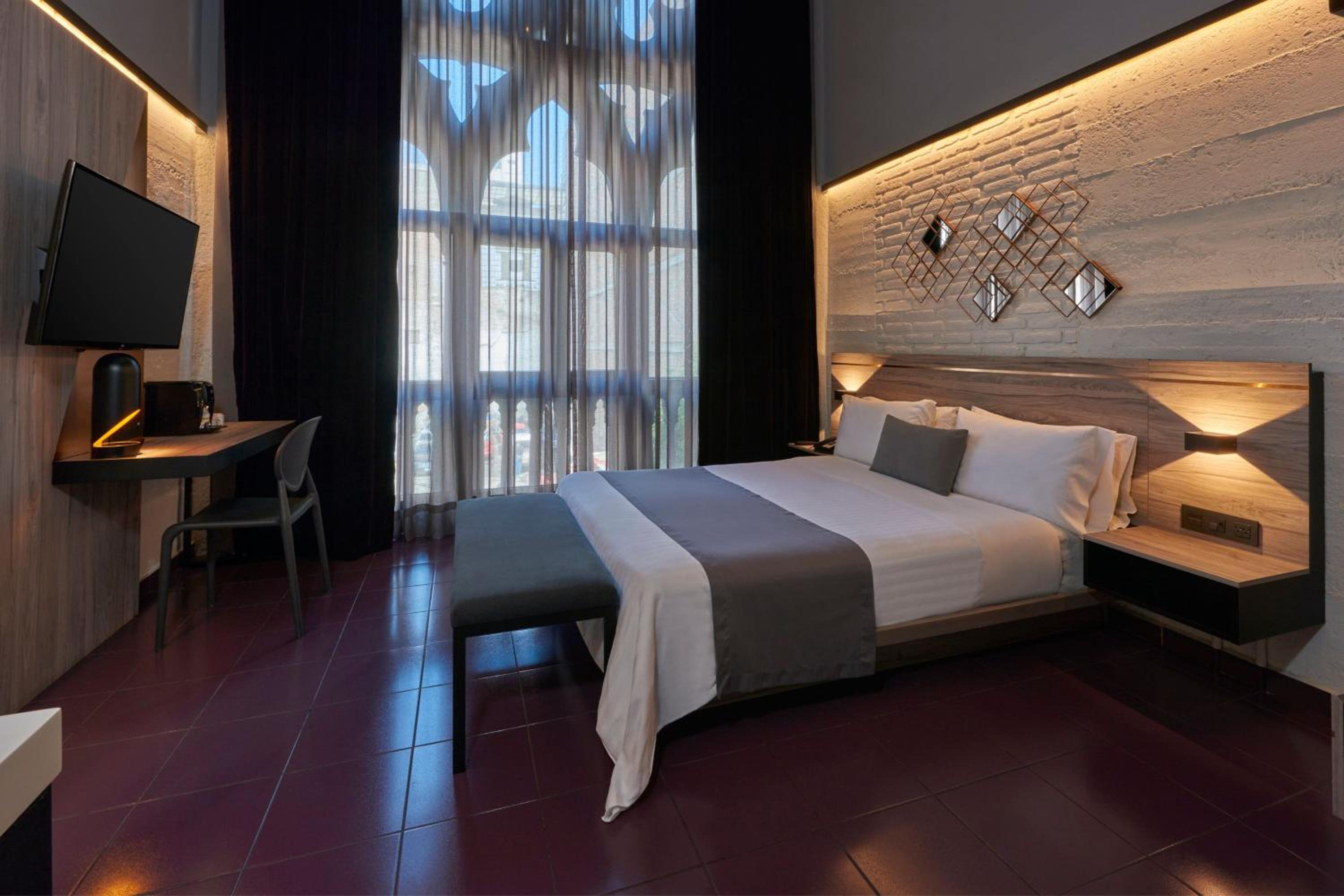 Superior Queen Room thumbnail 6