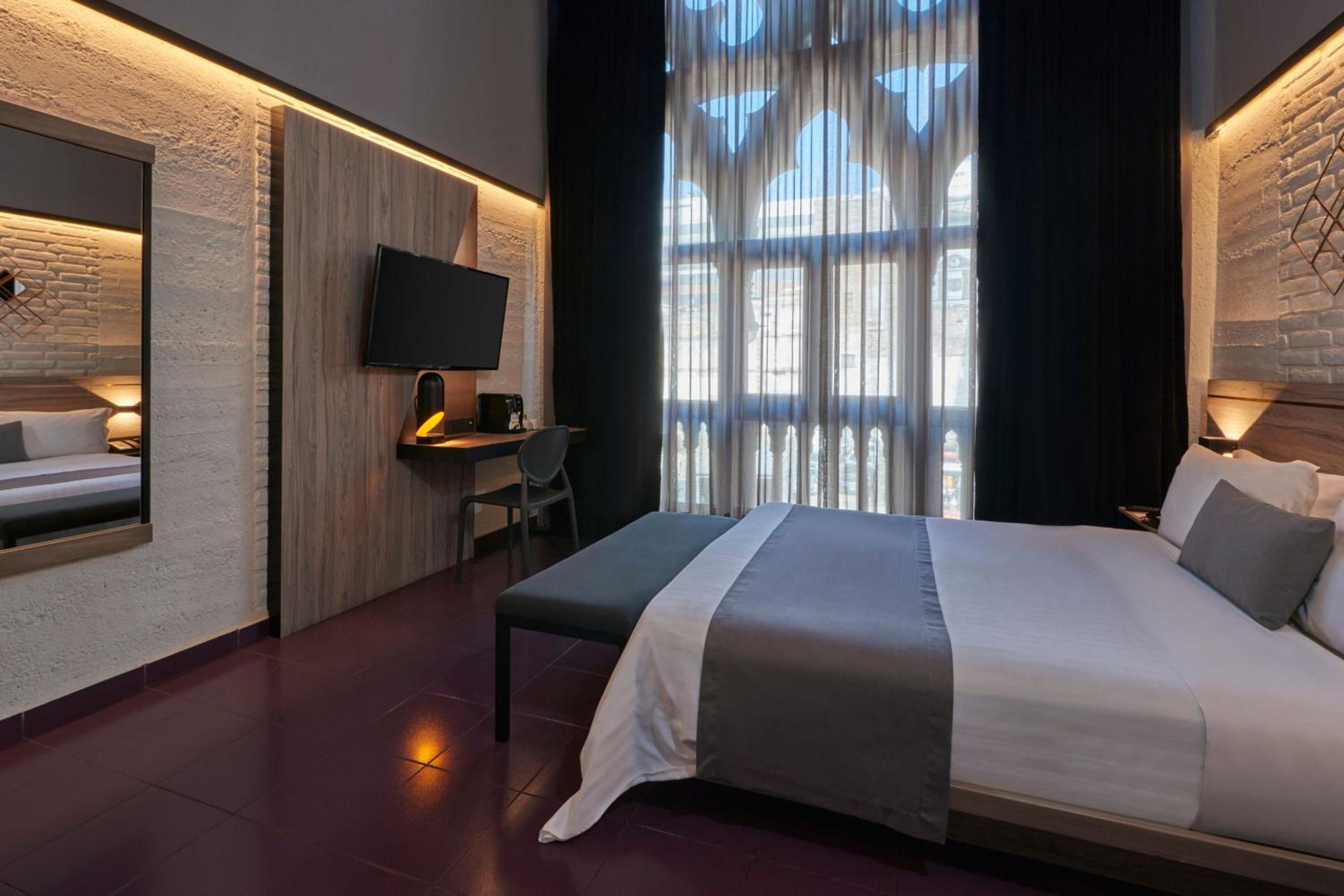 Superior Queen Room thumbnail 5