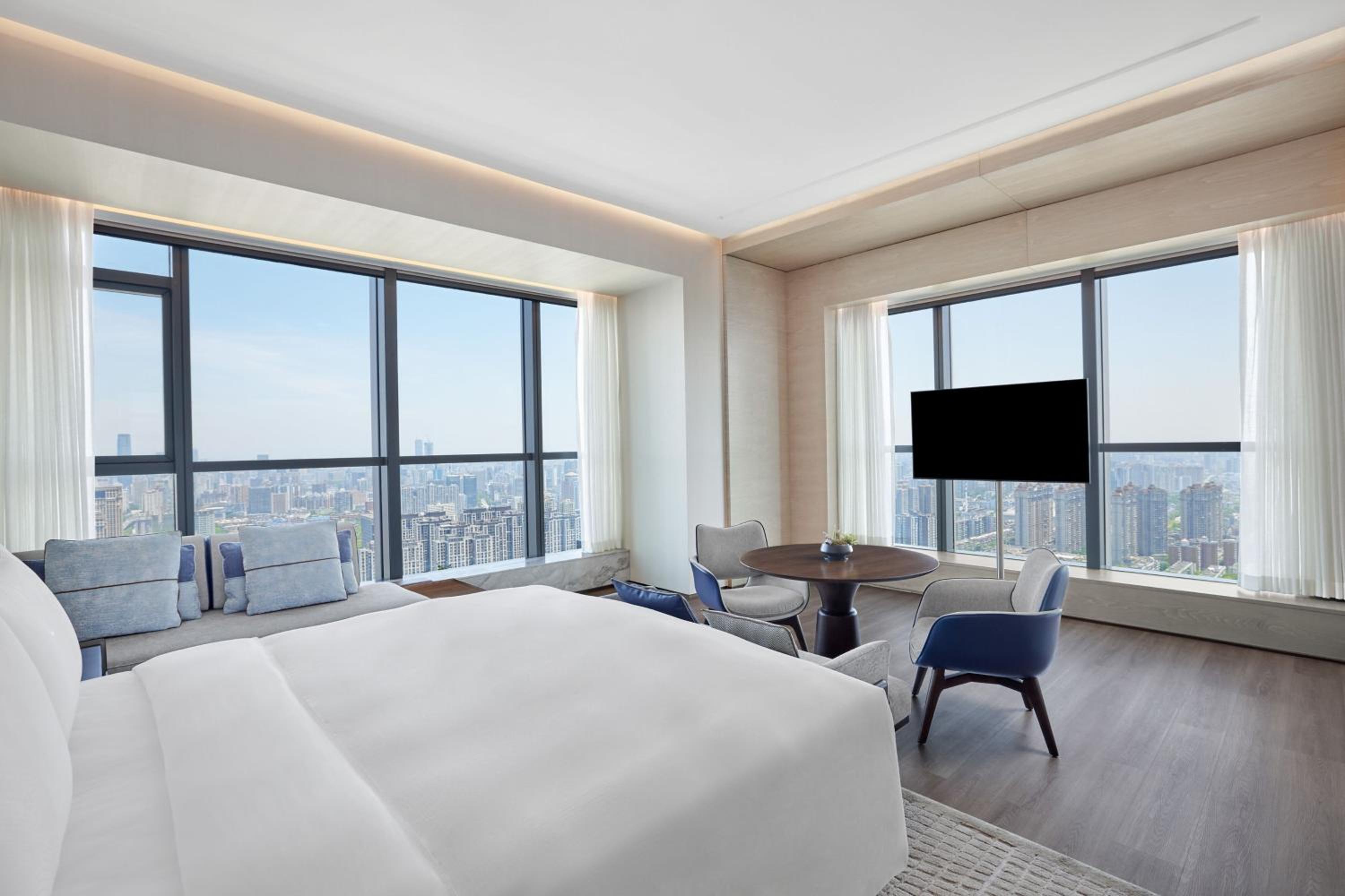 Executive Studio, Executive lounge access, Guest room, 1 King, City view, Corner room - Photo 5