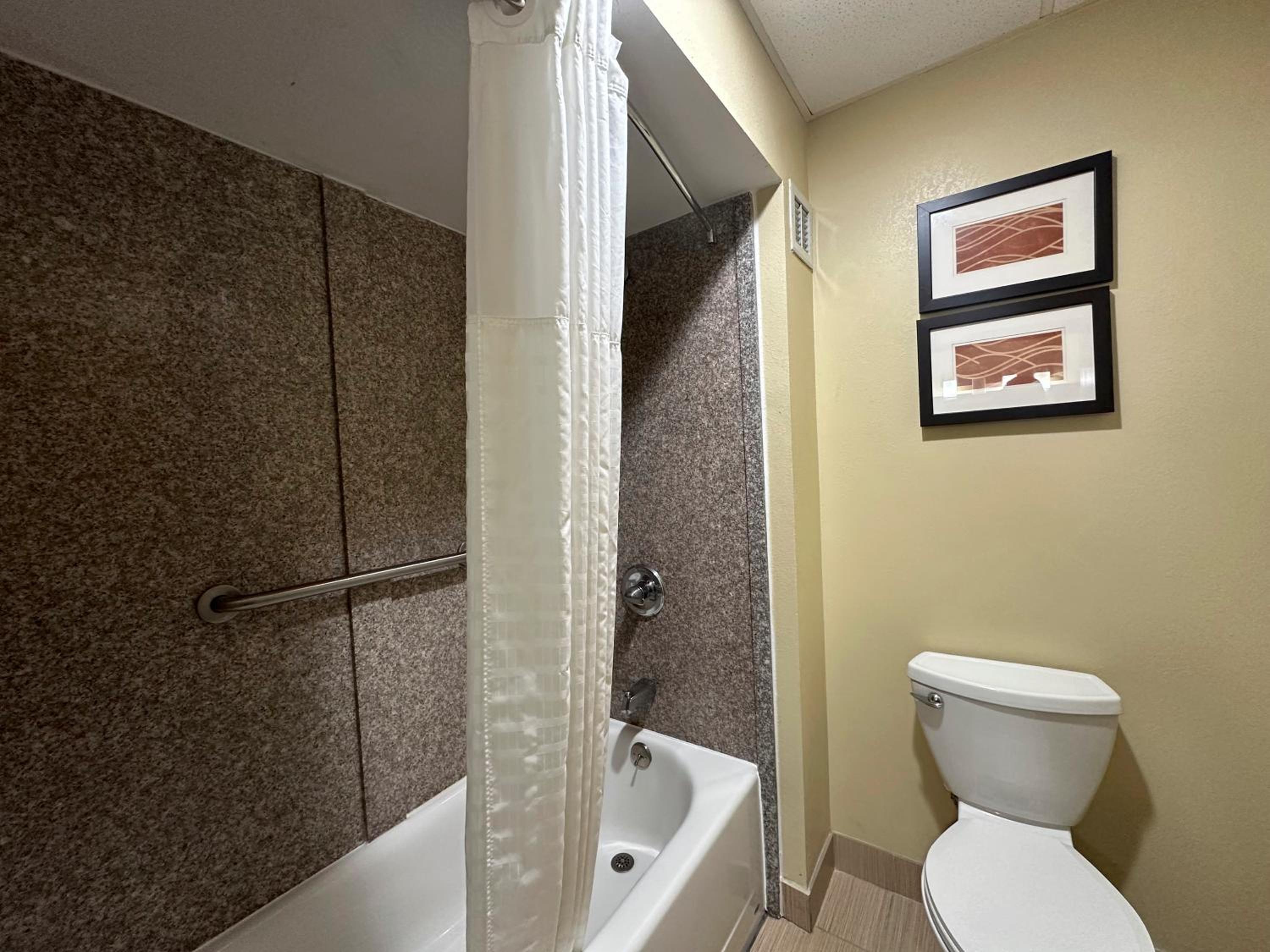 King Room - Non-Smoking photo 2