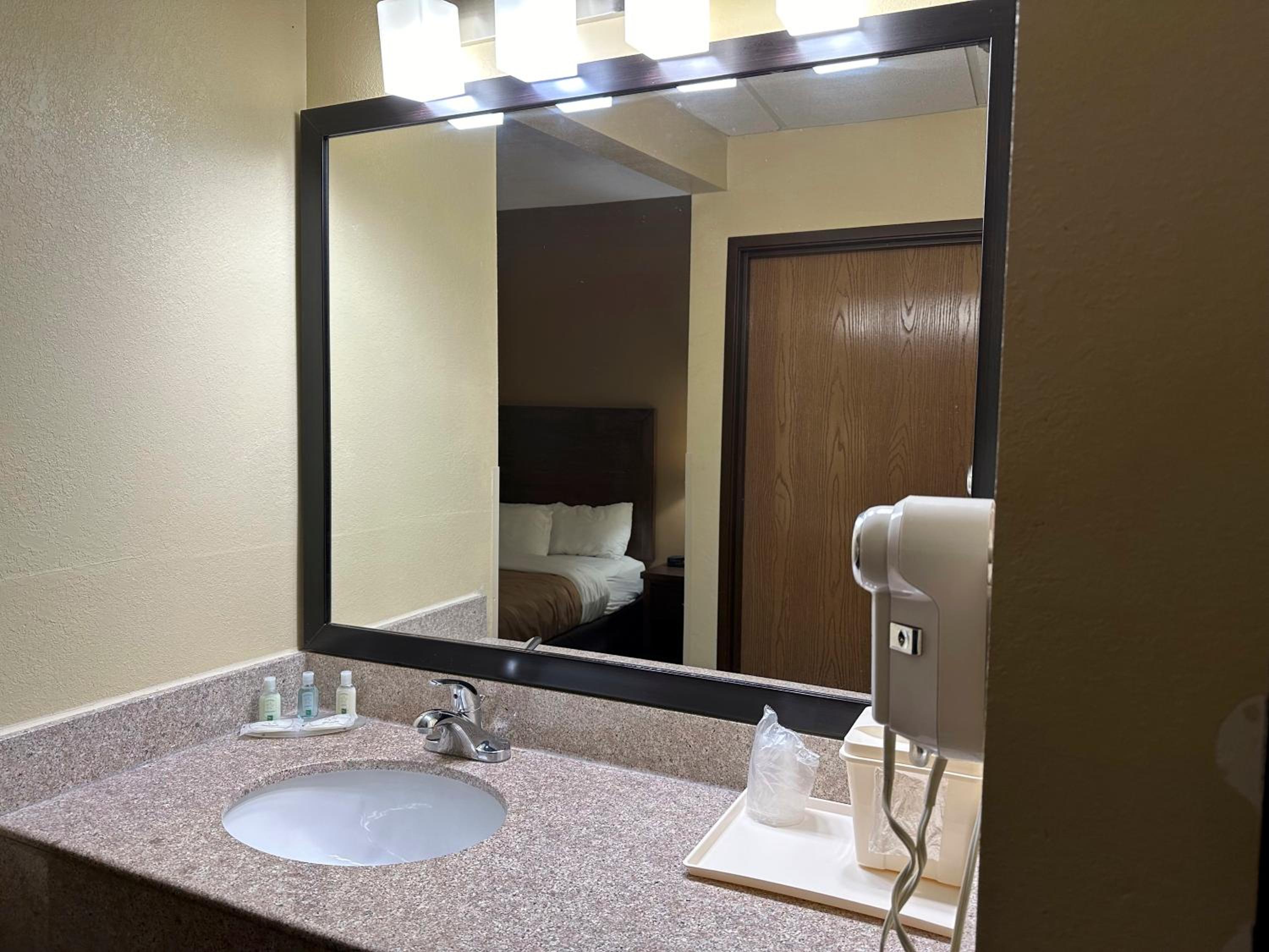 King Room - Accessible/Non-Smoking photo 3