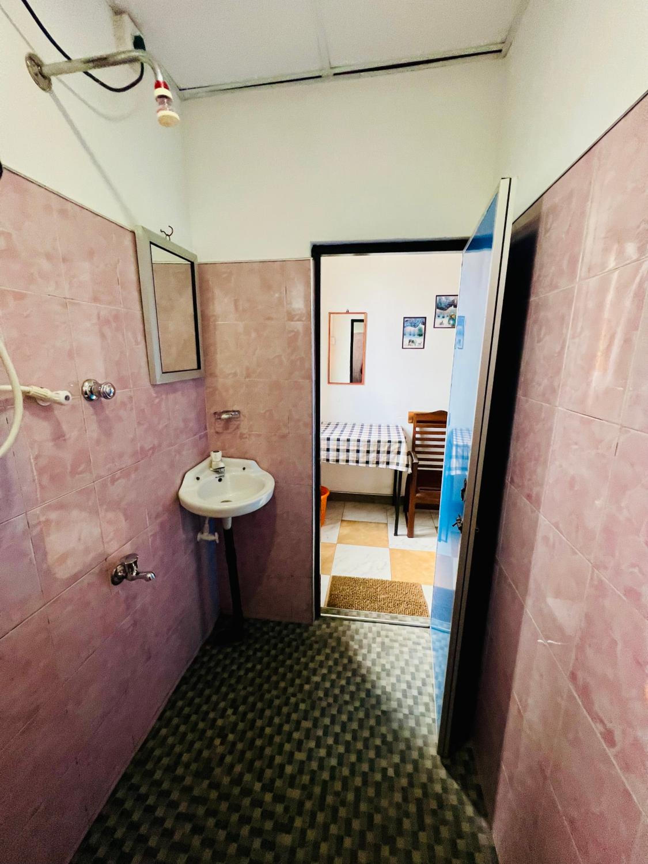Standard Double Room - Photo 9