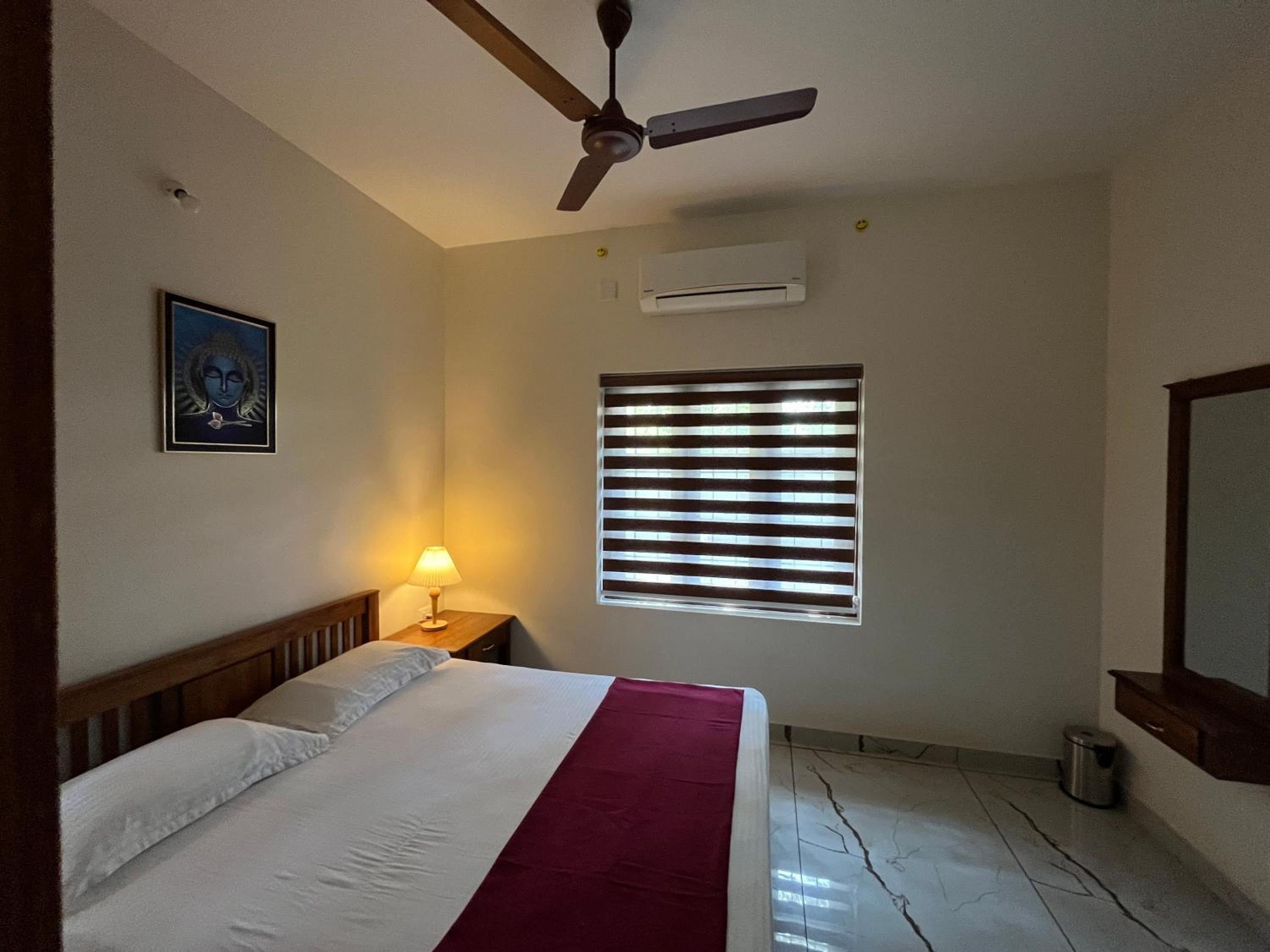 Deluxe Double Room (2 Adults + 1 Child) photo 2