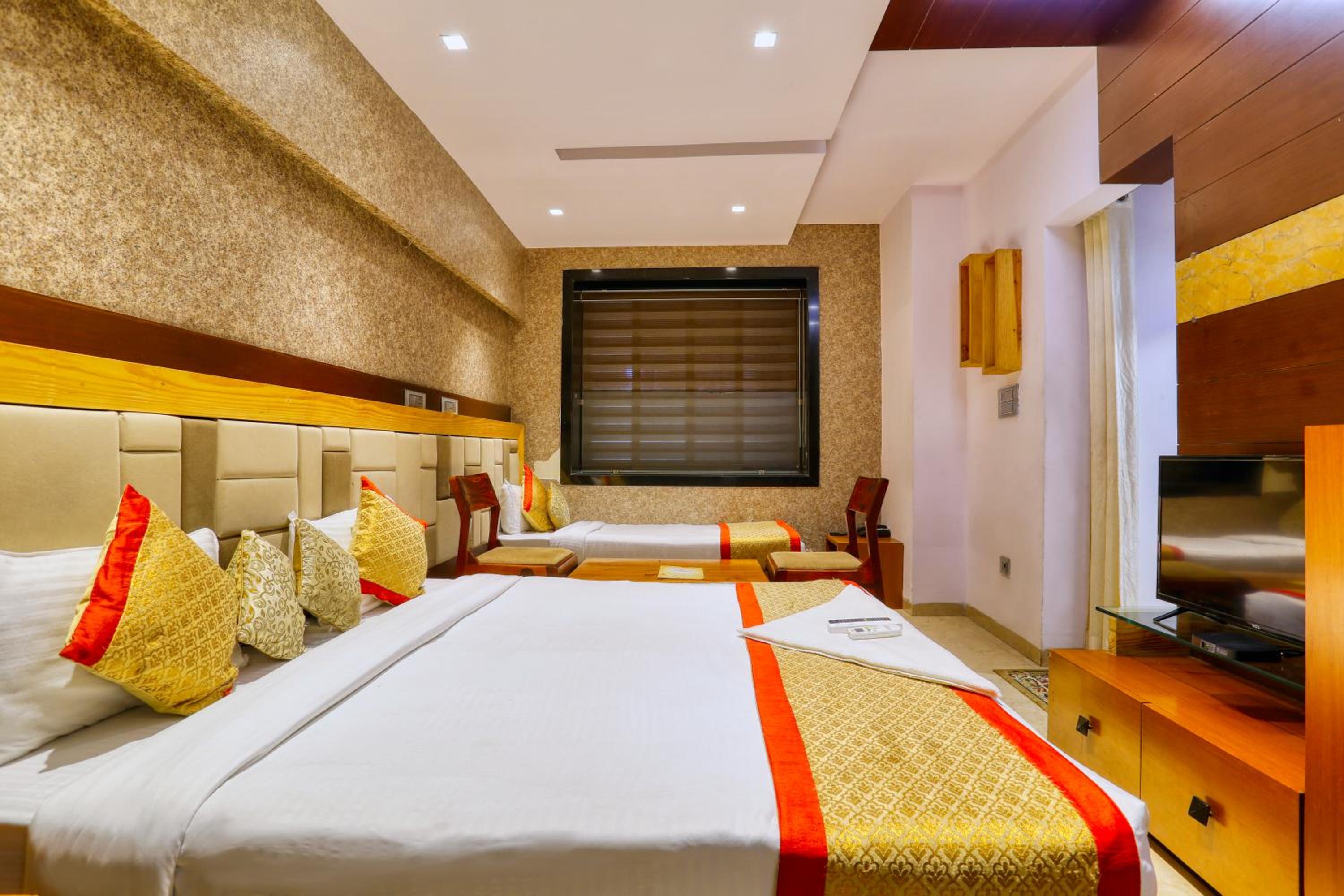 Superior Family Room - Photo 12