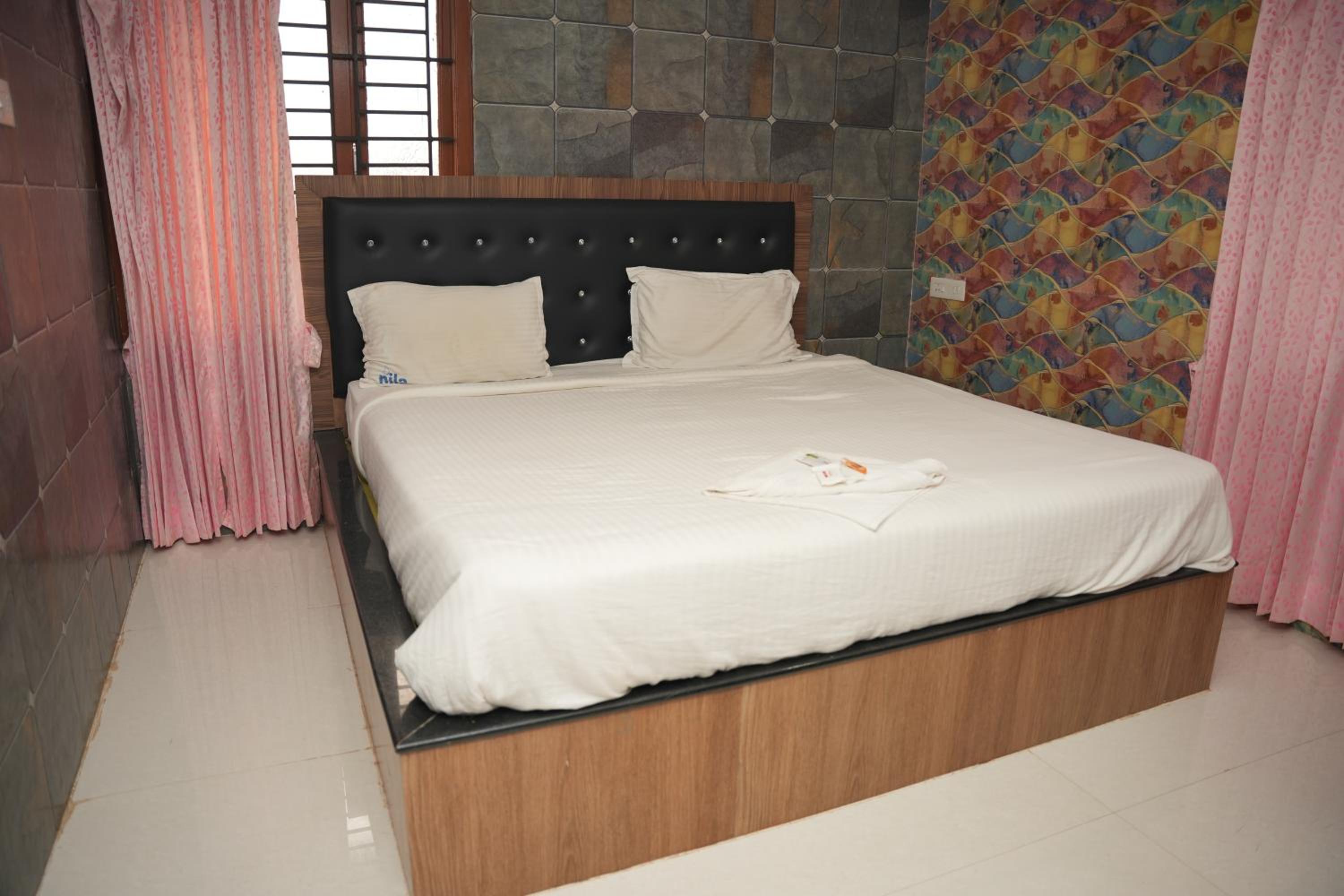 Deluxe Double Room (2 Adults + 1 Child) photo 1
