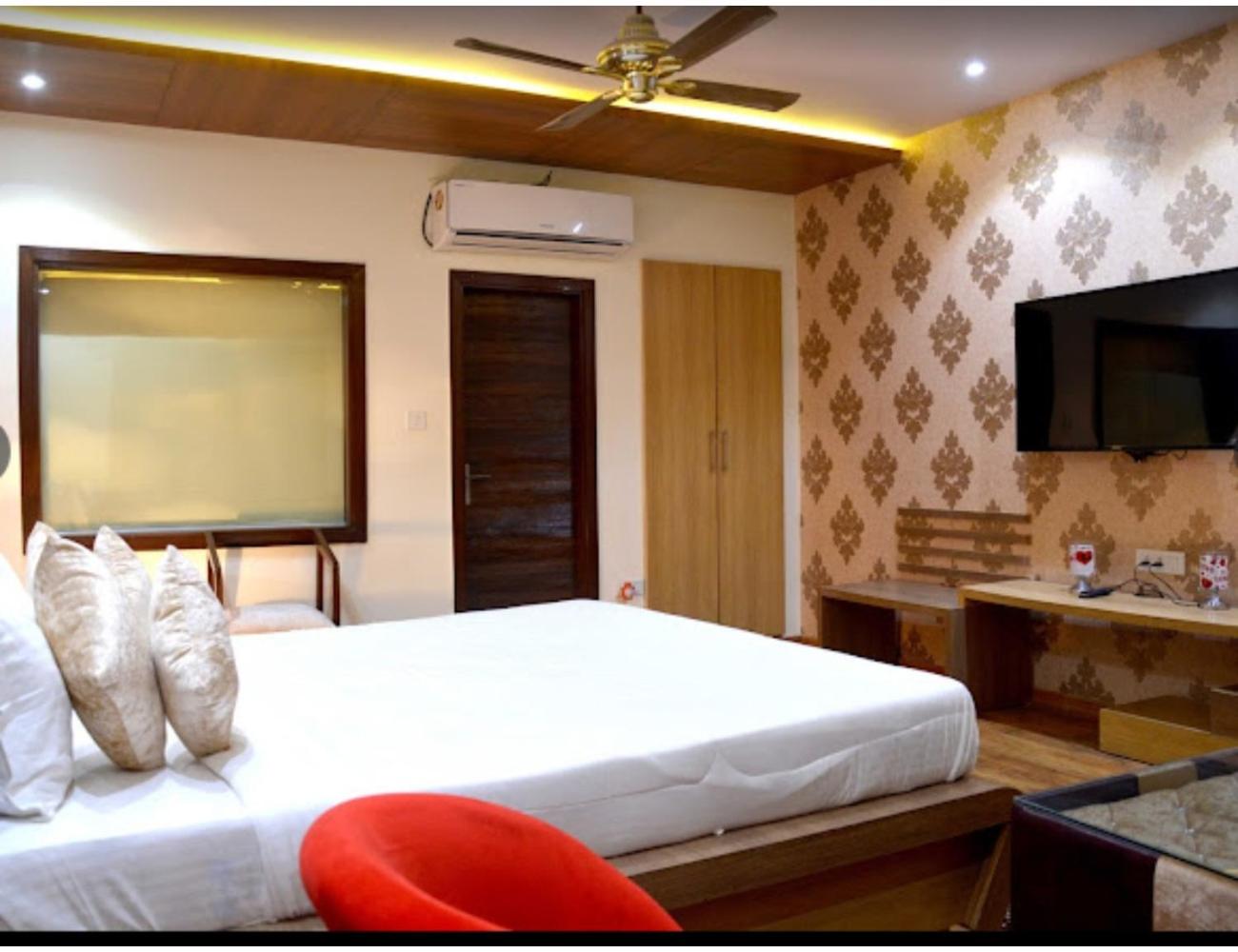 Deluxe Room - Photo 3