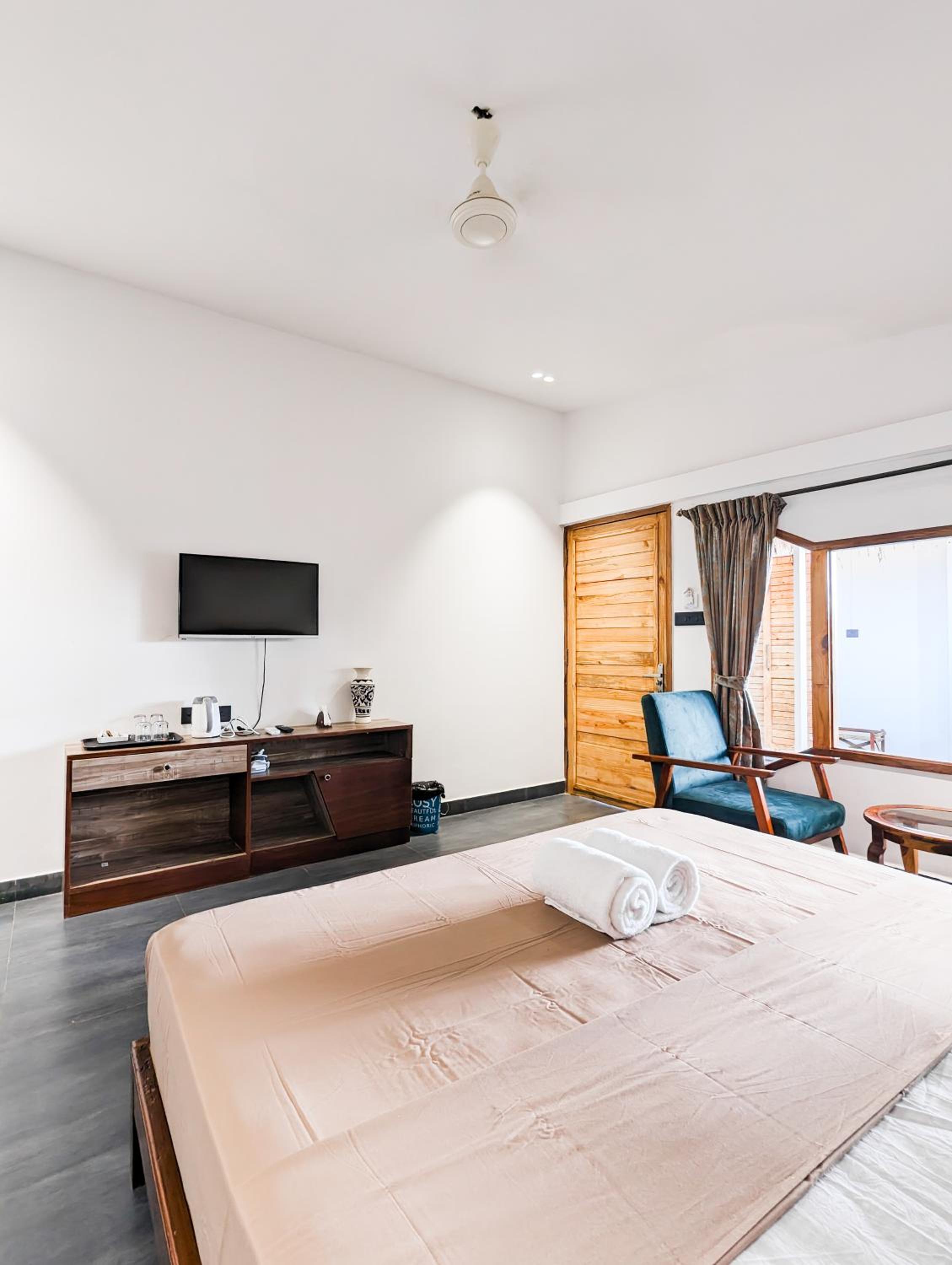 Deluxe Double Room with Side Sea View