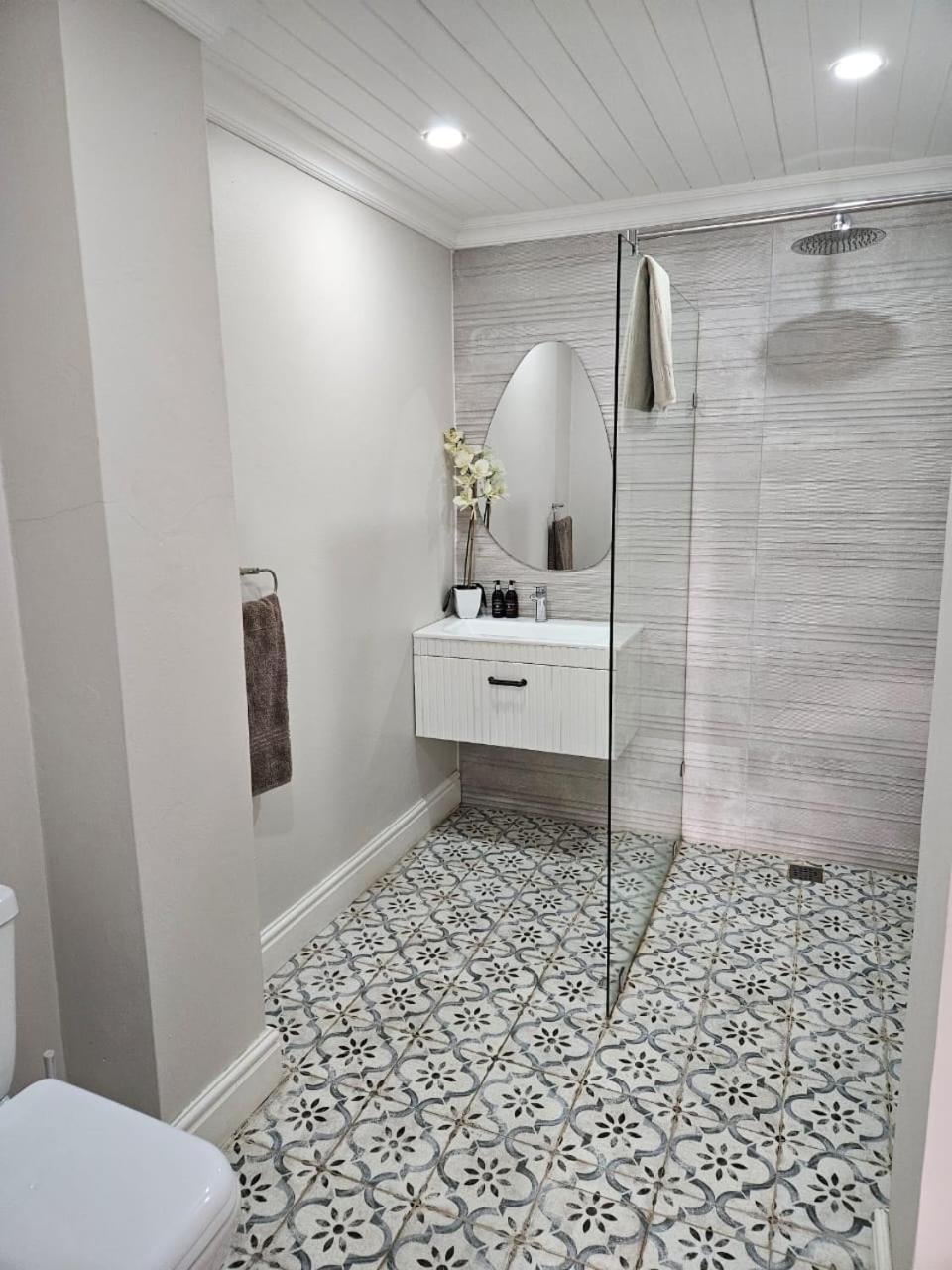 Deluxe Double or Twin Room - Photo 6