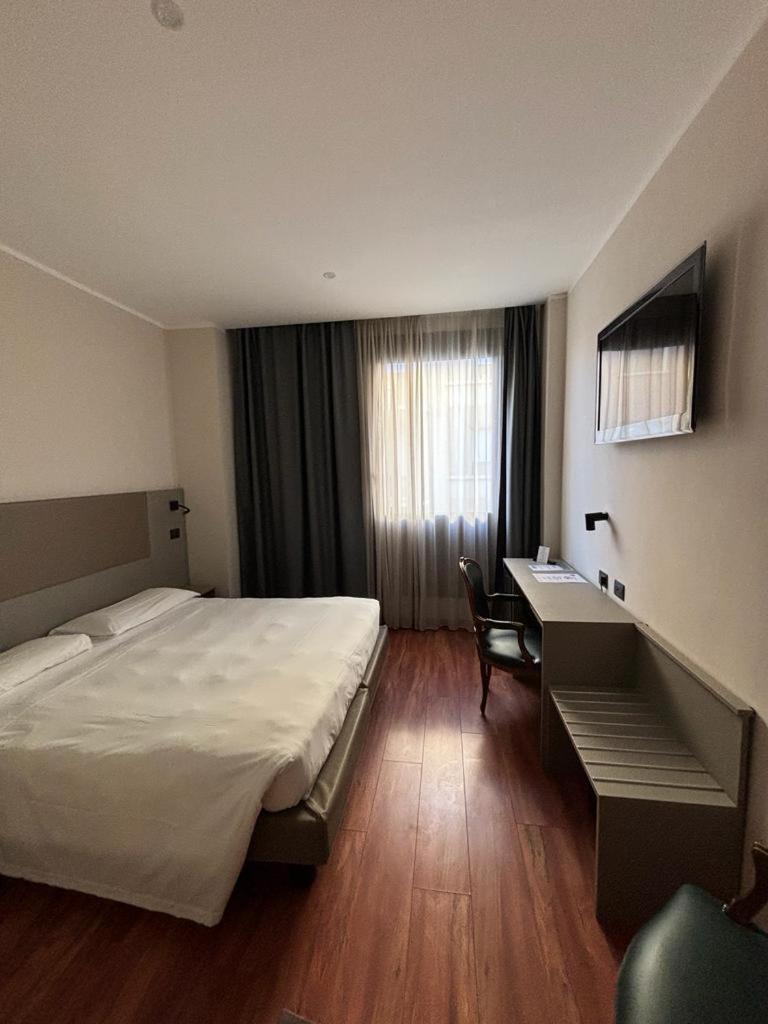 Standard Double or Twin Room - Photo 2
