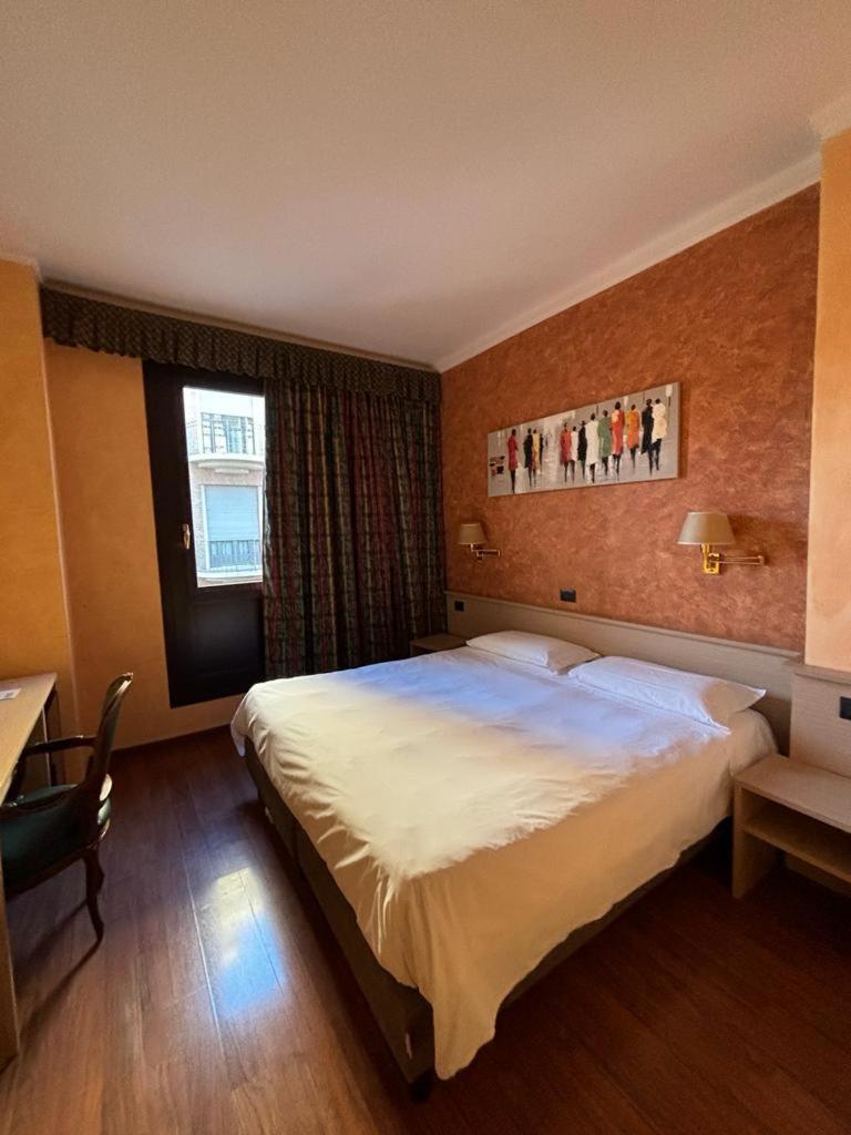 Standard Double or Twin Room - Photo 4