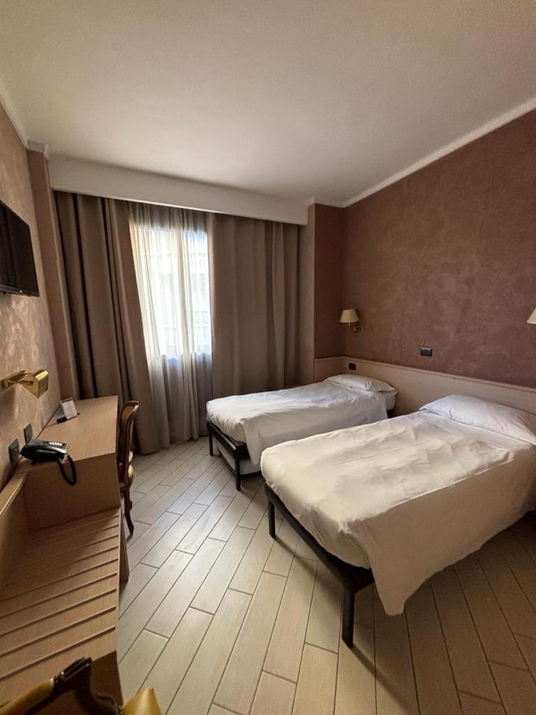 Standard Double or Twin Room - Photo 3