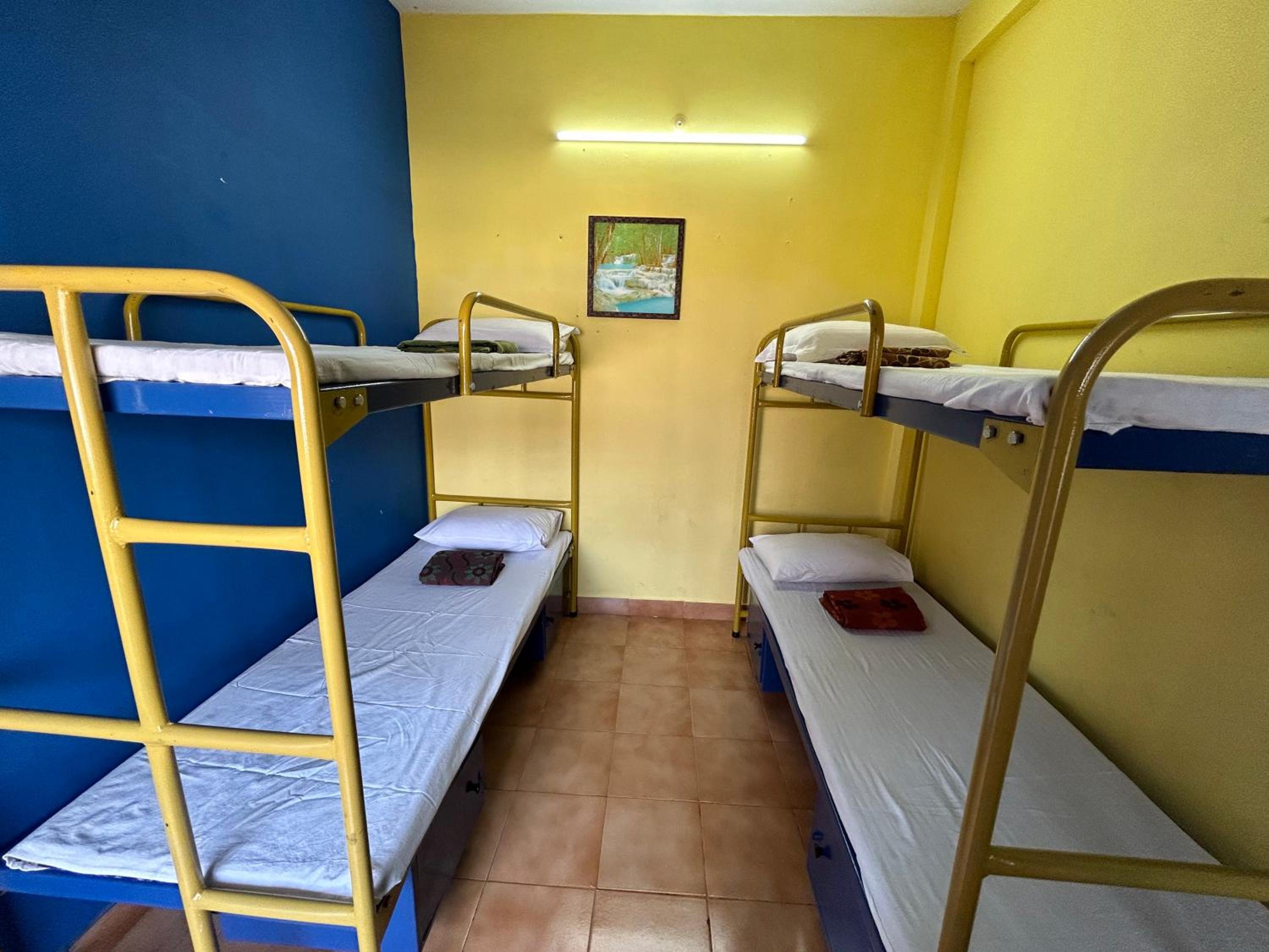 Economy Quadruple Room With Shared Bathroom photo 1