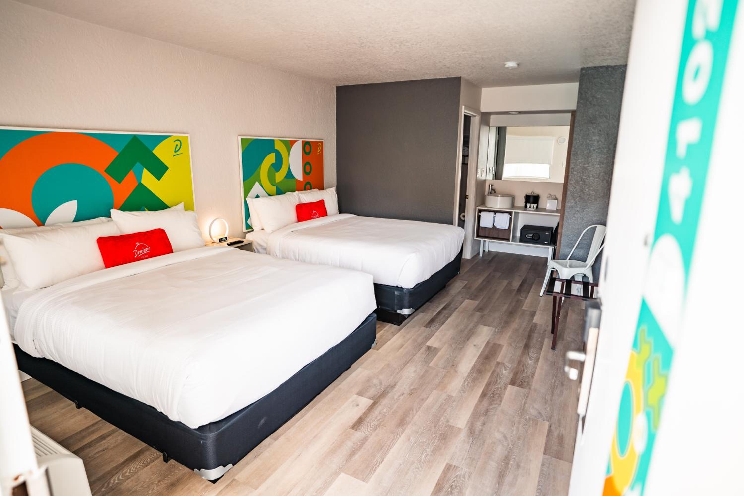 Queen Room with Two Queen Beds - Non-Smoking photo 2